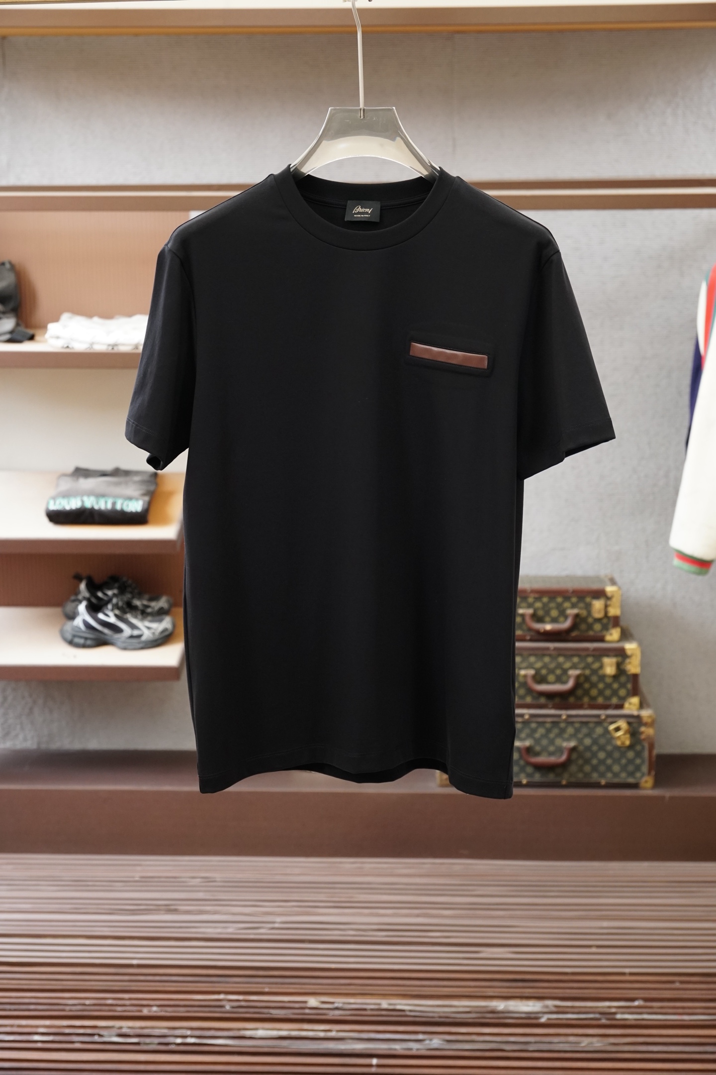 Brioni 2026SS新款拼皮口袋圆领短袖T恤，采用客供进口定制面料，面料表面非常有质感显而易见，上