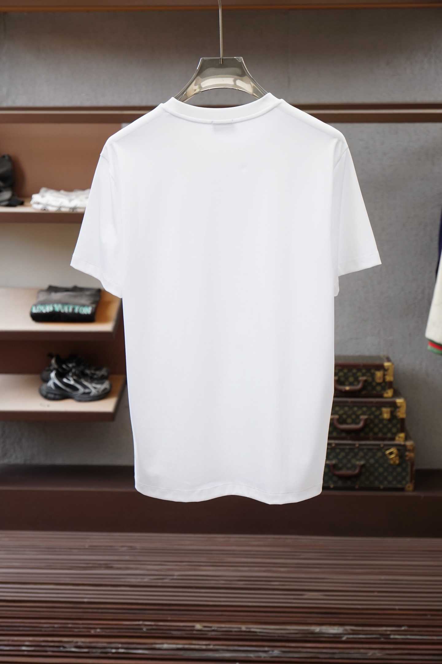 Brioni 2026SS新款拼皮口袋圆领短袖T恤，采用客供进口定制面料，面料表面非常有质感显而易见，上