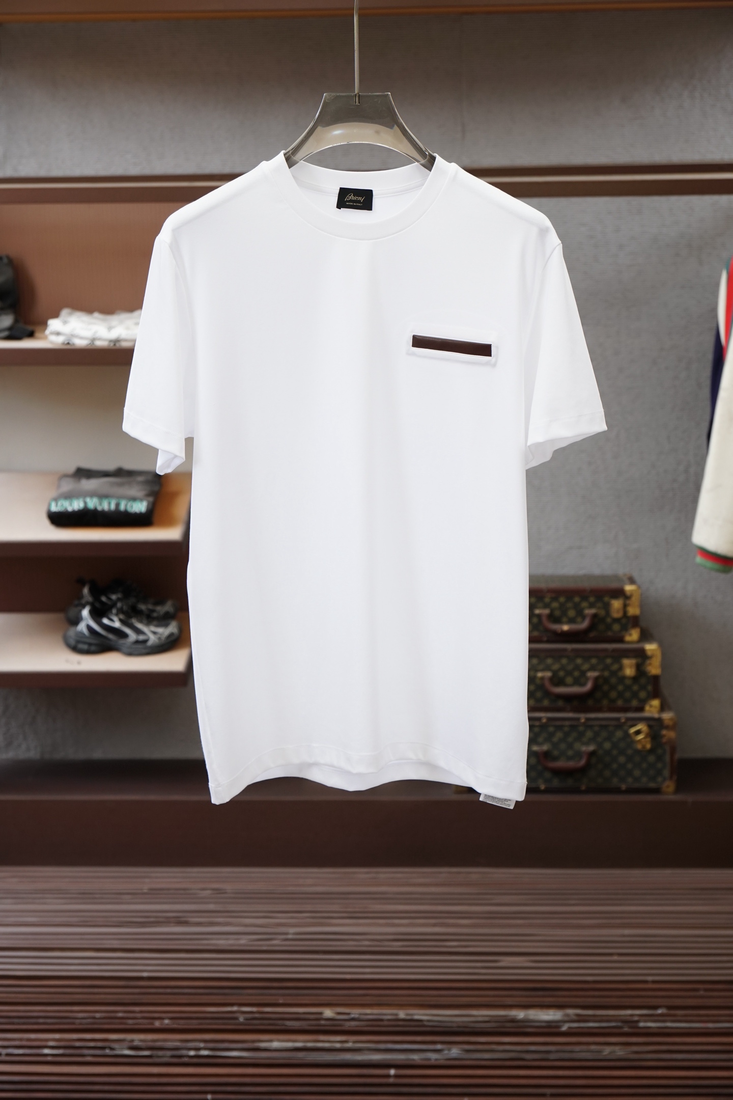 Brioni 2026SS新款拼皮口袋圆领短袖T恤，采用客供进口定制面料，面料表面非常有质感显而易见，上