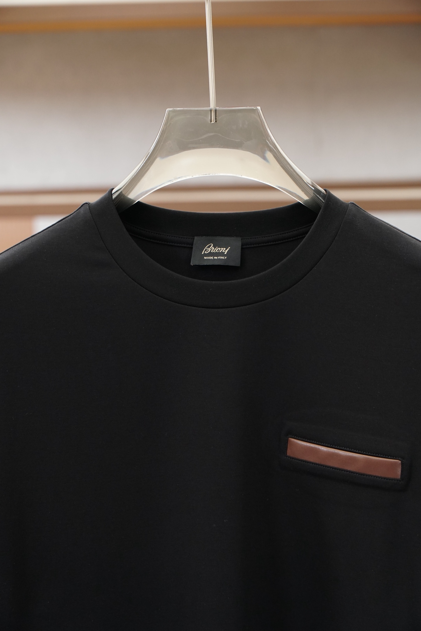 Brioni 2026SS新款拼皮口袋圆领短袖T恤，采用客供进口定制面料，面料表面非常有质感显而易见，上