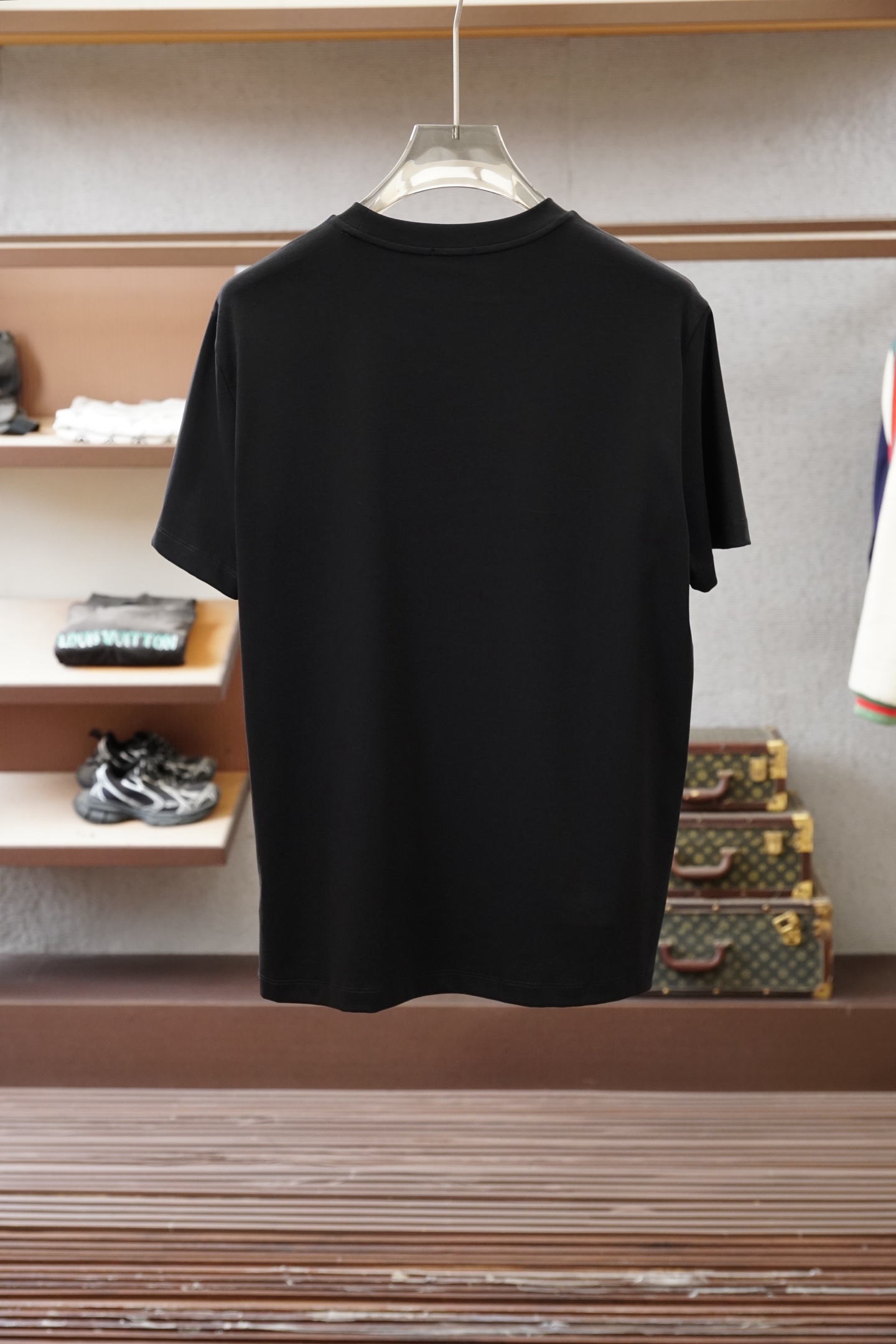 Brioni 2026SS新款拼皮口袋圆领短袖T恤，采用客供进口定制面料，面料表面非常有质感显而易见，上