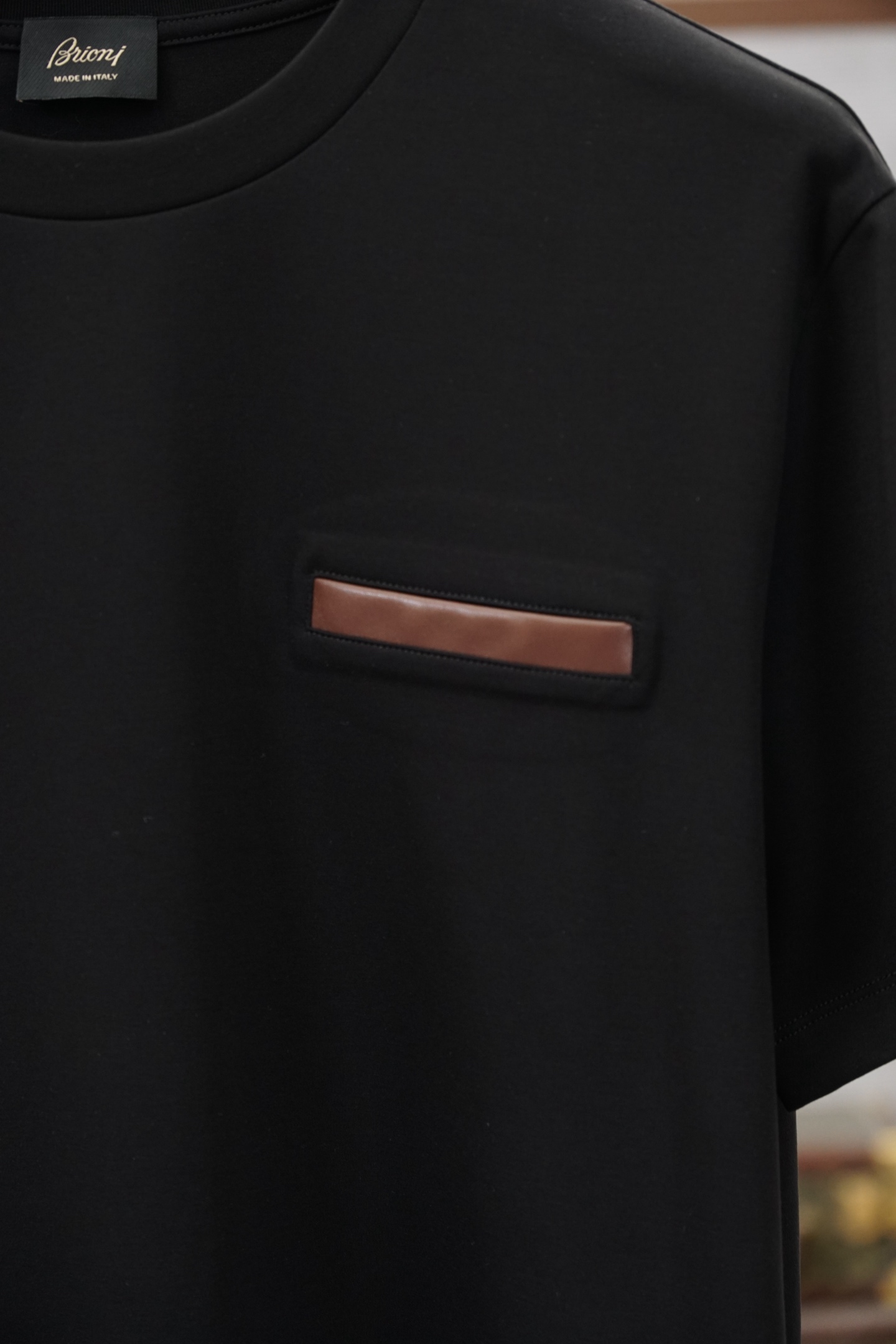 Brioni 2026SS新款拼皮口袋圆领短袖T恤，采用客供进口定制面料，面料表面非常有质感显而易见，上