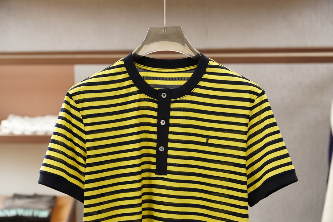 YSL-SAINT LAURENT 圣罗兰条纹亨利领丝光棉T恤 2026春夏新品，采用高支丝光间条棉面料