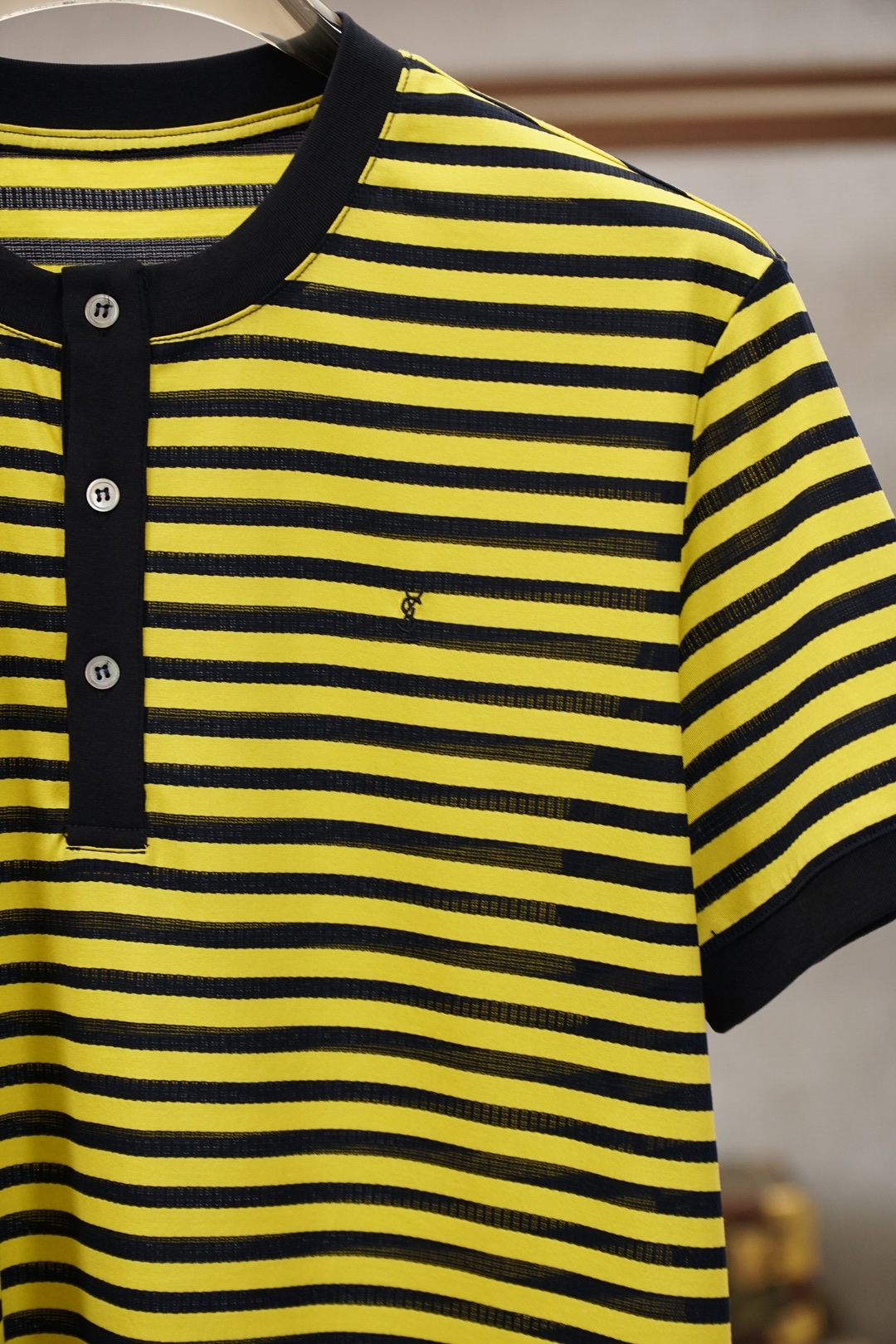 YSL-SAINT LAURENT 圣罗兰条纹亨利领丝光棉T恤 2026春夏新品，采用高支丝光间条棉面料