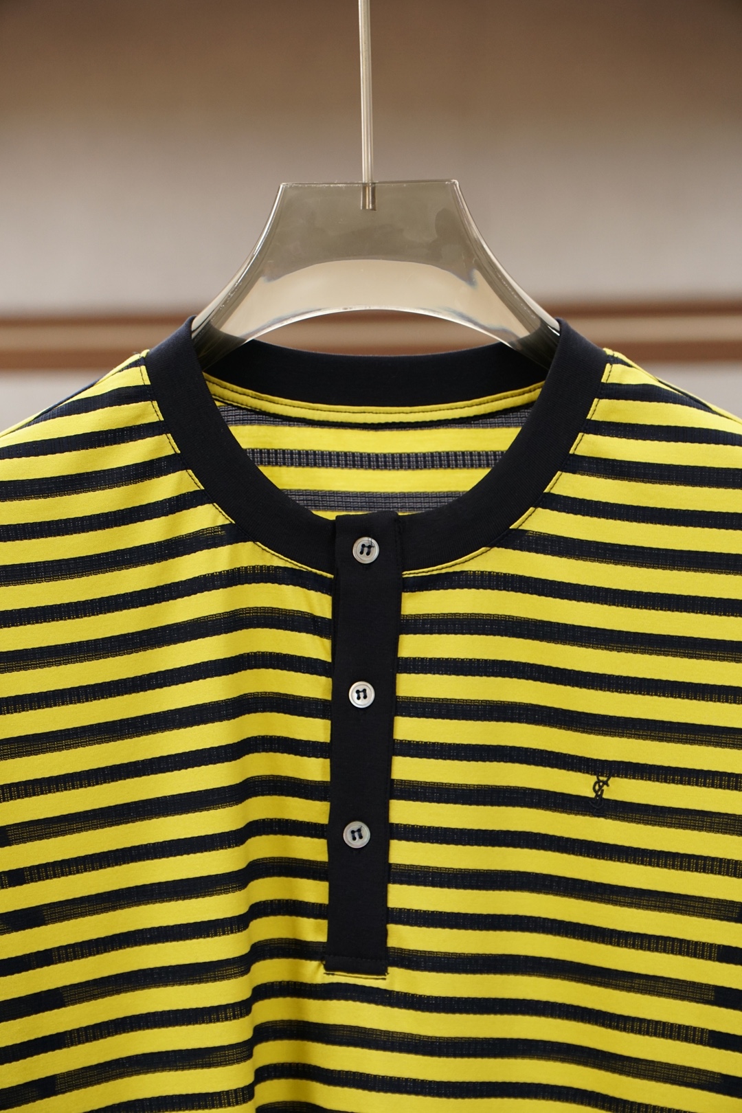 YSL-SAINT LAURENT 圣罗兰条纹亨利领丝光棉T恤 2026春夏新品，采用高支丝光间条棉面料