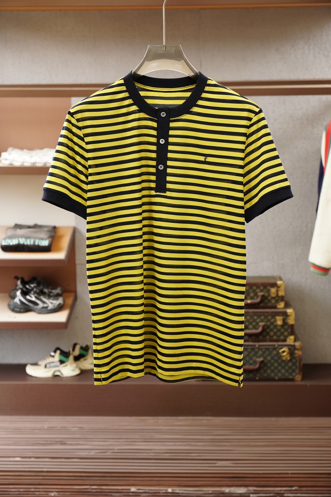 YSL-SAINT LAURENT 圣罗兰条纹亨利领丝光棉T恤 2026春夏新品，采用高支丝光间条棉面料