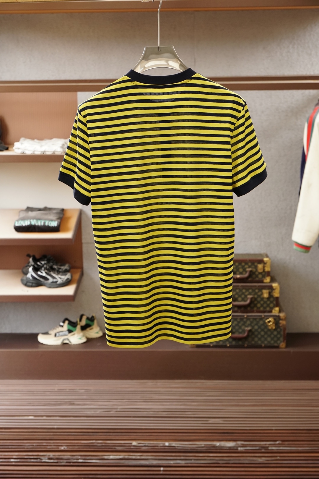 YSL-SAINT LAURENT 圣罗兰条纹亨利领丝光棉T恤 2026春夏新品，采用高支丝光间条棉面料