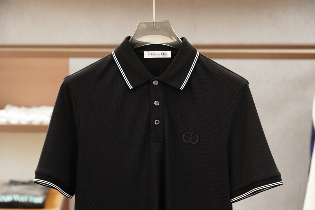DIOR 迪奥/2026双面羊毛珠地 Polo 衫甄选双面羊毛珠地面料，羊毛的温润与珠地网眼的透气完美融