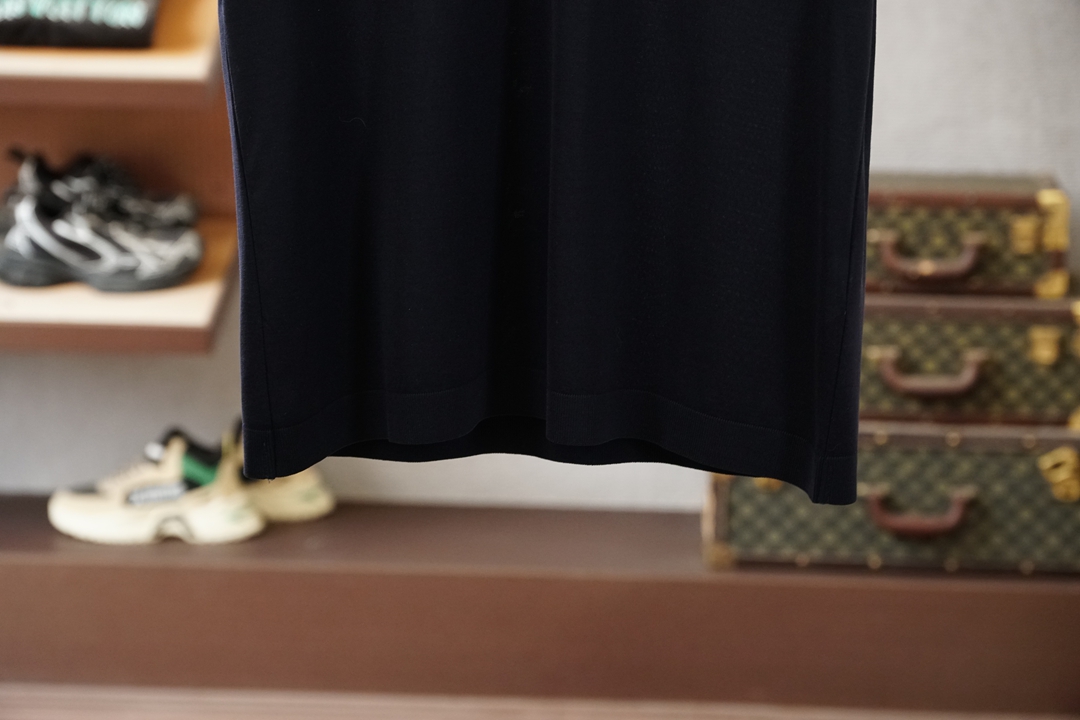 、loro Piana-lor* Pian* 诺U翩然莱赛尔平纹起脚圆领T恤甄选天然木源莱赛尔纤维，以平