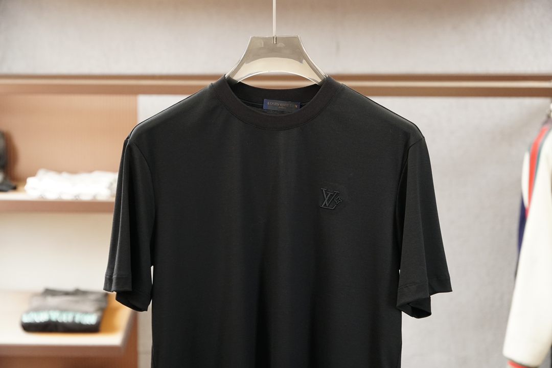 LV，2026春夏新款/刺绣圆领T恤甄选丝光双面面料，经特殊丝光工艺处理，触感如绸缎般顺滑垂坠，透气亲肤