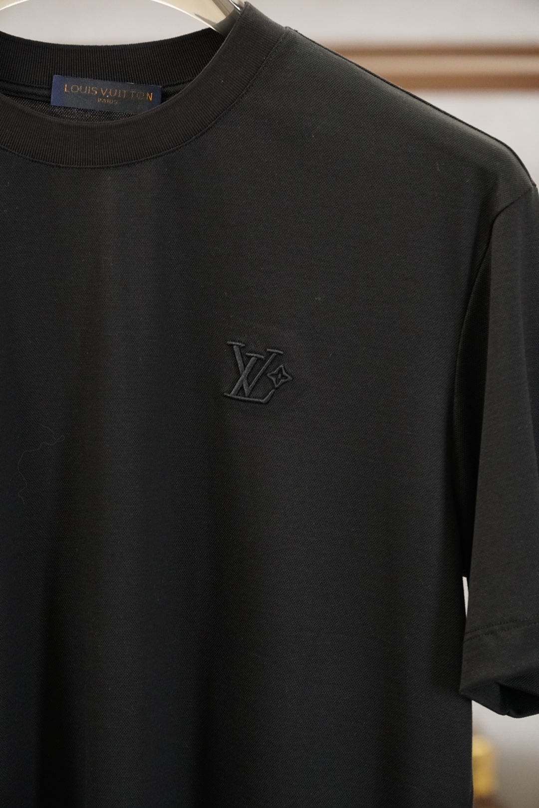 LV，2026春夏新款/刺绣圆领T恤甄选丝光双面面料，经特殊丝光工艺处理，触感如绸缎般顺滑垂坠，透气亲肤