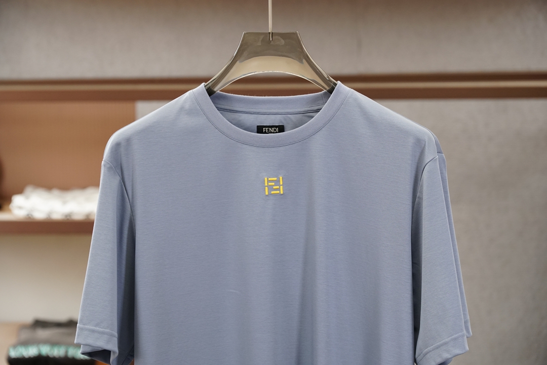 FENDI 芬迪，2026FF刺绣圆领T恤甄选高支丝光双面面料，经精密丝光工艺淬炼，布面如绸缎般细腻柔光