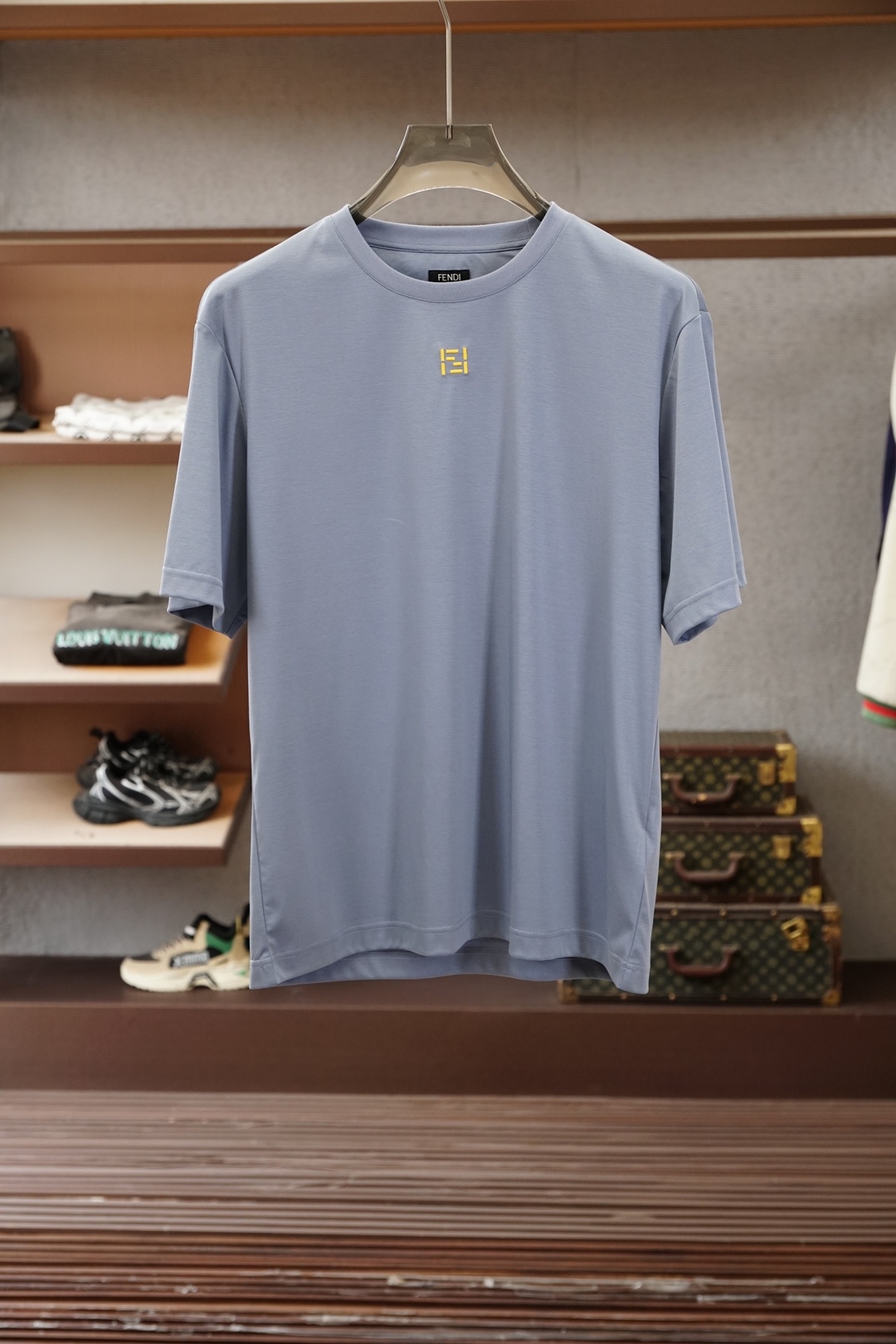 FENDI 芬迪，2026FF刺绣圆领T恤甄选高支丝光双面面料，经精密丝光工艺淬炼，布面如绸缎般细腻柔光