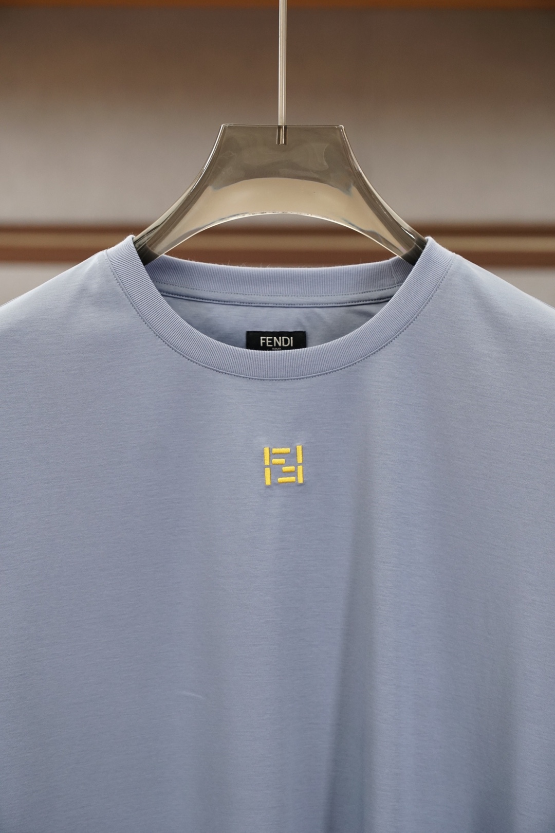 FENDI 芬迪，2026FF刺绣圆领T恤甄选高支丝光双面面料，经精密丝光工艺淬炼，布面如绸缎般细腻柔光
