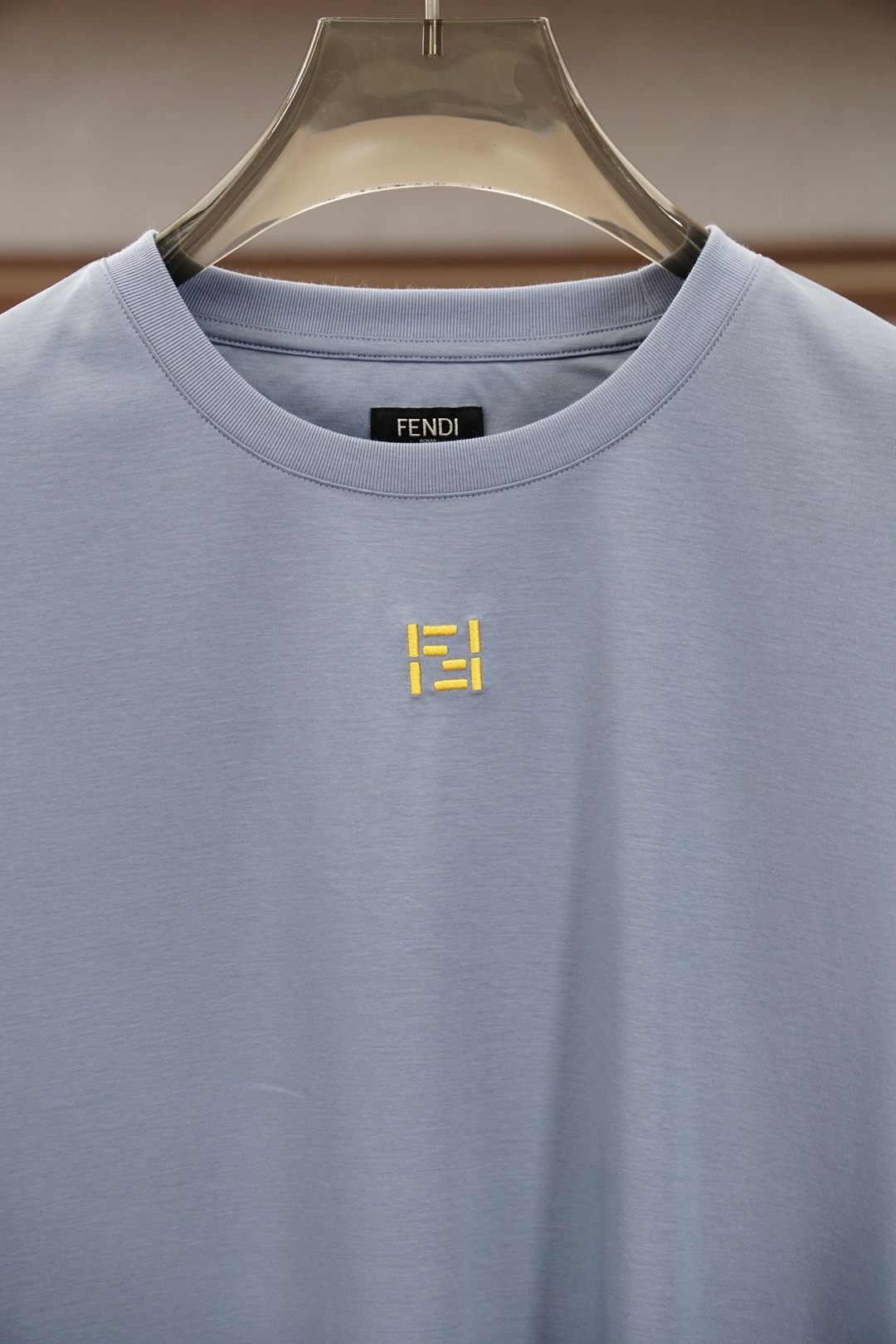FENDI 芬迪，2026FF刺绣圆领T恤甄选高支丝光双面面料，经精密丝光工艺淬炼，布面如绸缎般细腻柔光