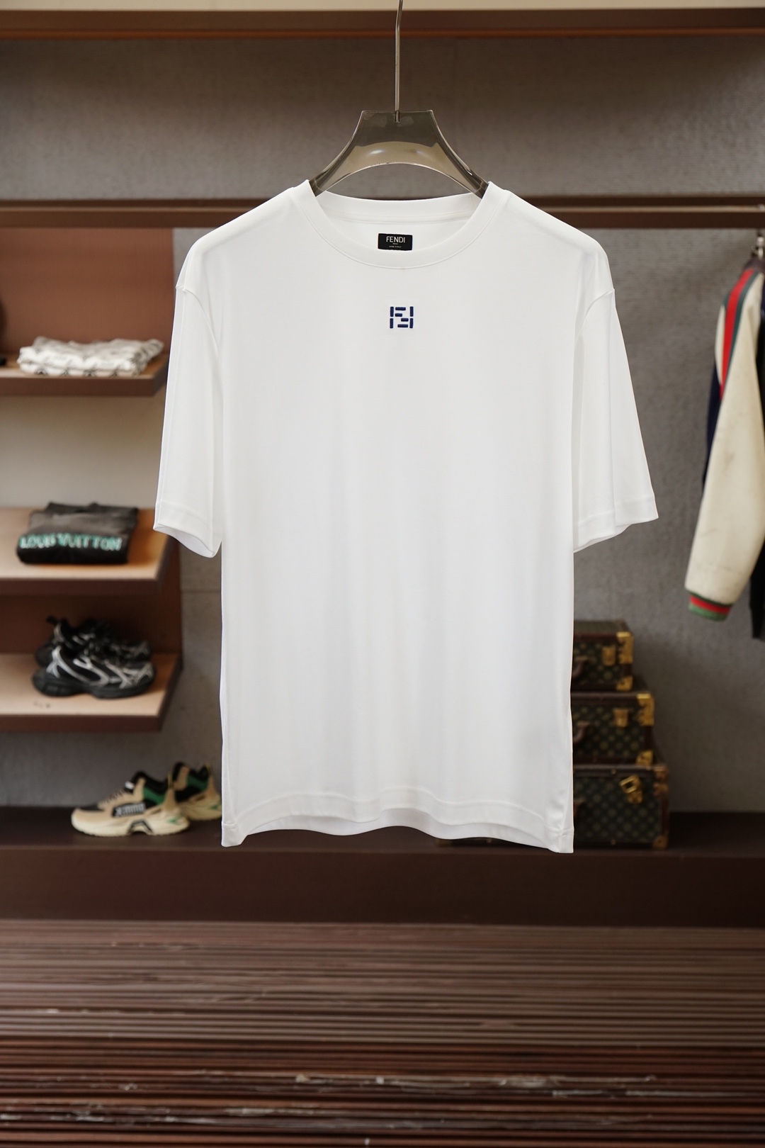 FENDI 芬迪，2026FF刺绣圆领T恤甄选高支丝光双面面料，经精密丝光工艺淬炼，布面如绸缎般细腻柔光