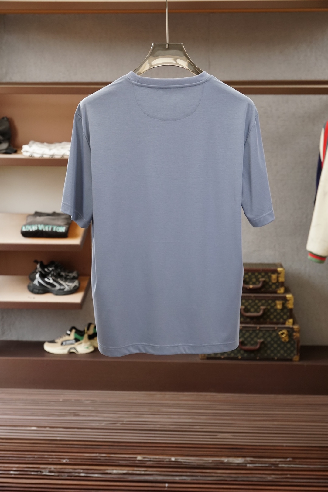 FENDI 芬迪，2026FF刺绣圆领T恤甄选高支丝光双面面料，经精密丝光工艺淬炼，布面如绸缎般细腻柔光