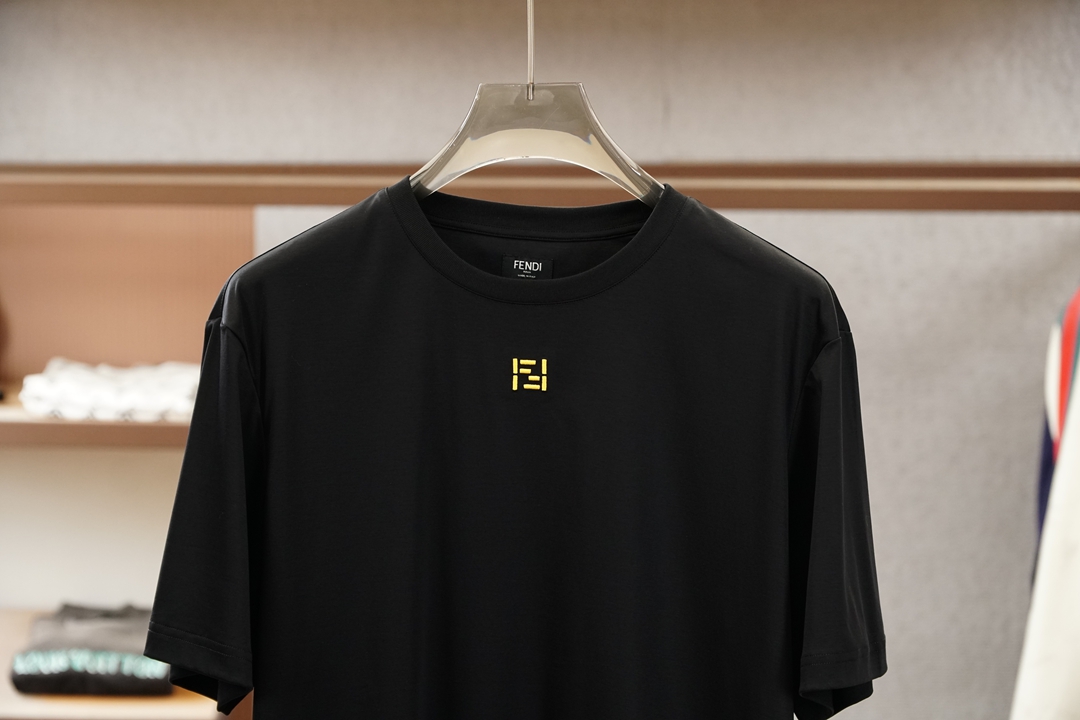 FENDI 芬迪，2026FF刺绣圆领T恤甄选高支丝光双面面料，经精密丝光工艺淬炼，布面如绸缎般细腻柔光