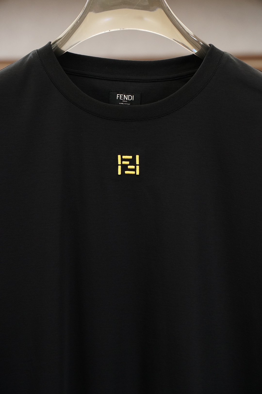 FENDI 芬迪，2026FF刺绣圆领T恤甄选高支丝光双面面料，经精密丝光工艺淬炼，布面如绸缎般细腻柔光