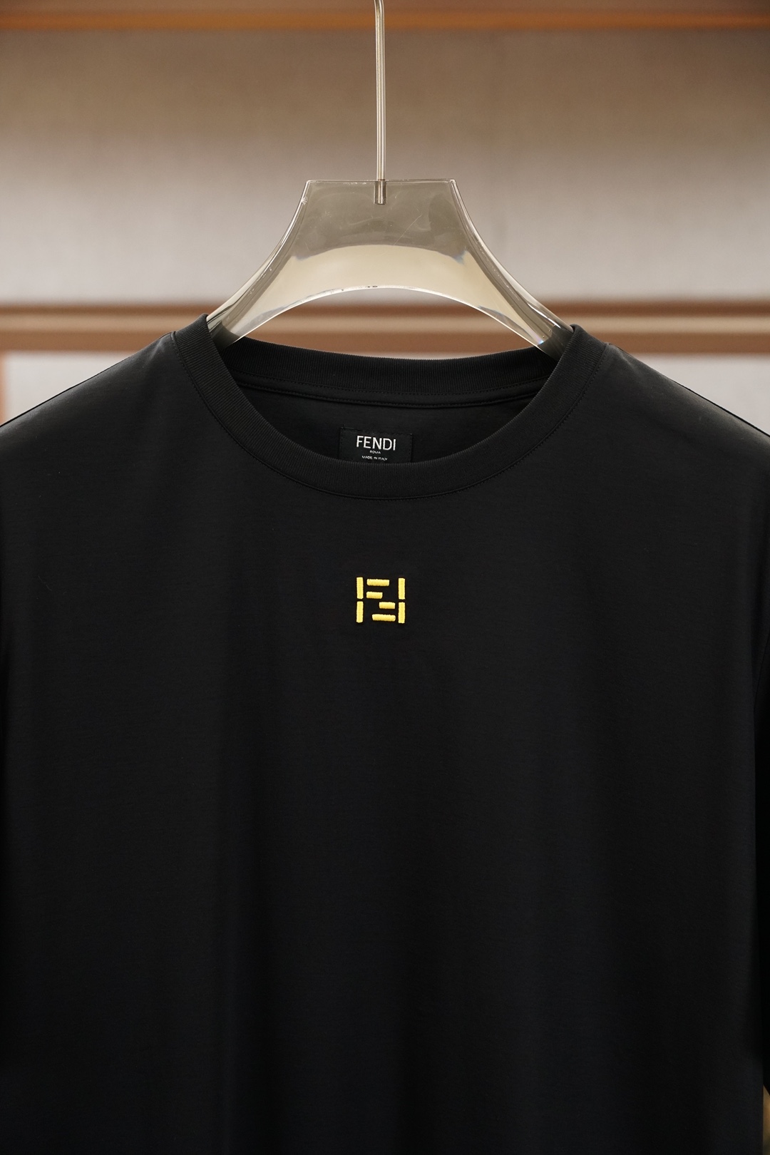 FENDI 芬迪，2026FF刺绣圆领T恤甄选高支丝光双面面料，经精密丝光工艺淬炼，布面如绸缎般细腻柔光