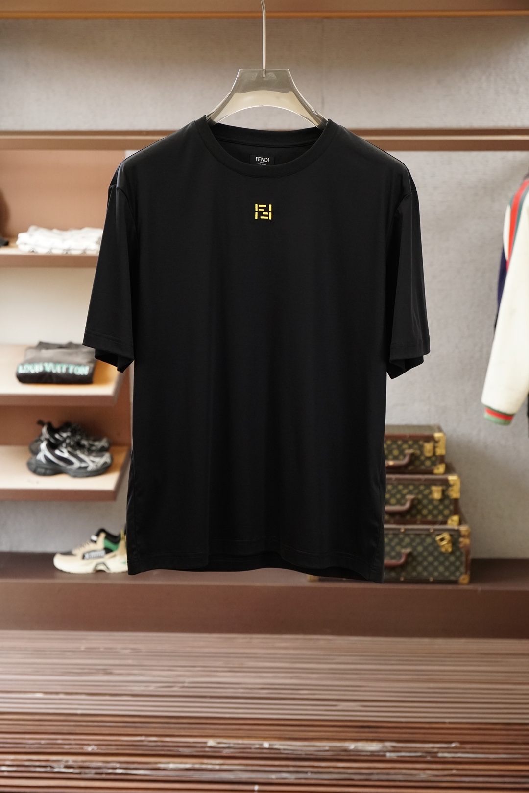 FENDI 芬迪，2026FF刺绣圆领T恤甄选高支丝光双面面料，经精密丝光工艺淬炼，布面如绸缎般细腻柔光