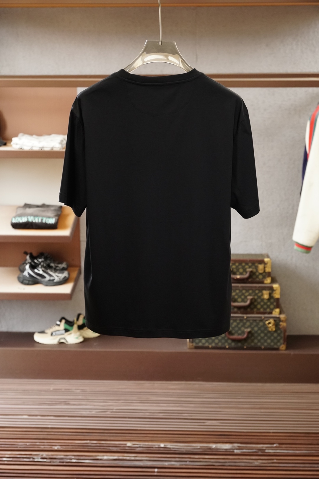 FENDI 芬迪，2026FF刺绣圆领T恤甄选高支丝光双面面料，经精密丝光工艺淬炼，布面如绸缎般细腻柔光