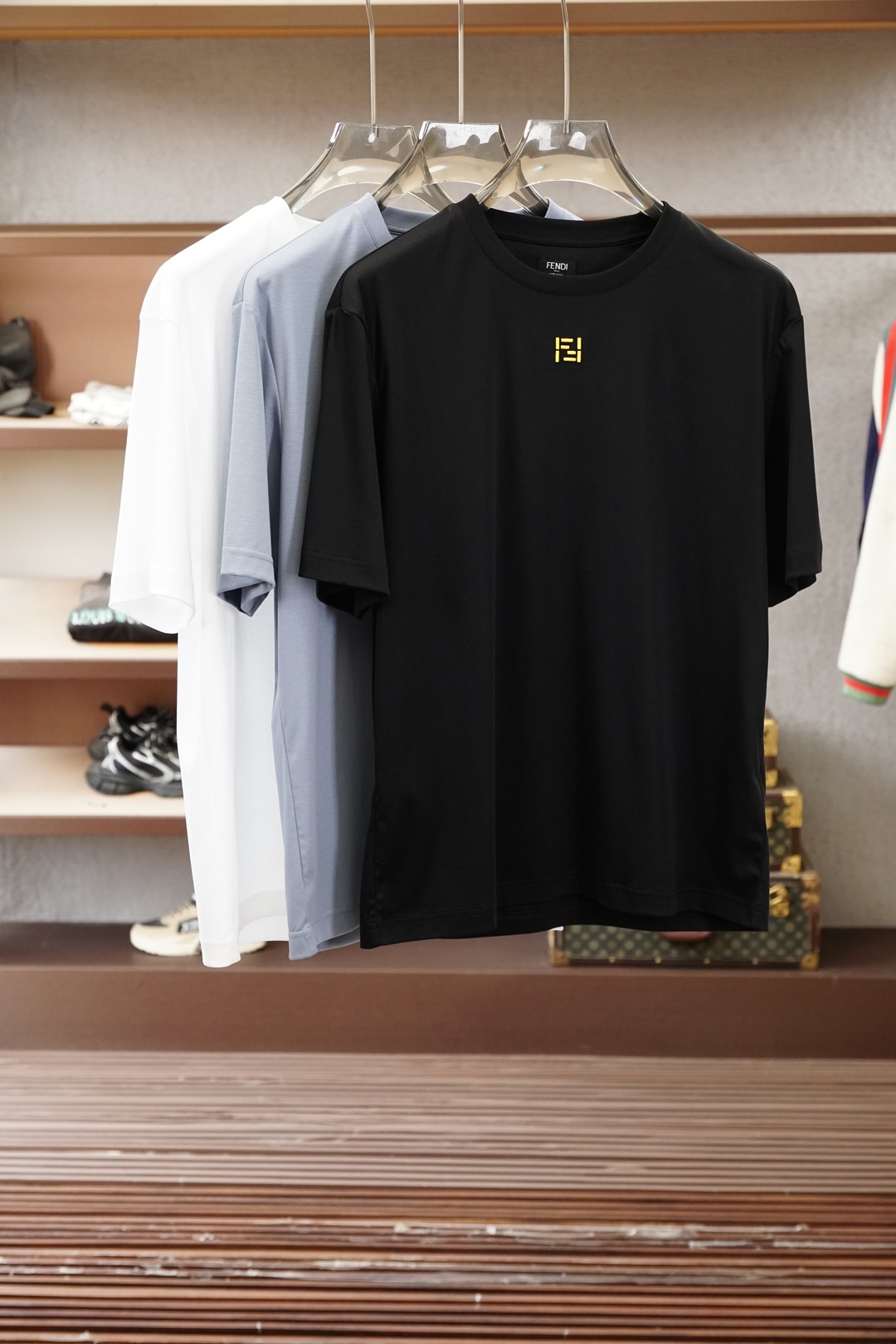 FENDI 芬迪，2026FF刺绣圆领T恤甄选高支丝光双面面料，经精密丝光工艺淬炼，布面如绸缎般细腻柔光