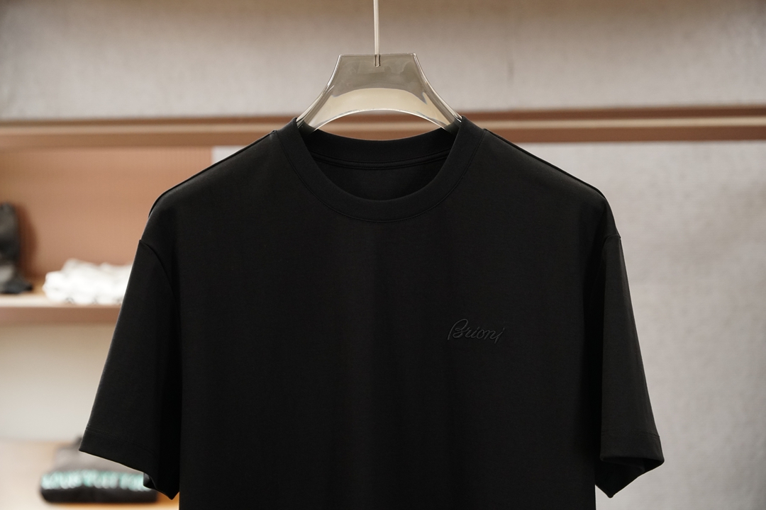 Brioni 布里奥尼 男士双面圆领T.展现了定制服装的精致与品味。双面质感，简而不凡，选用亲肤双面针织