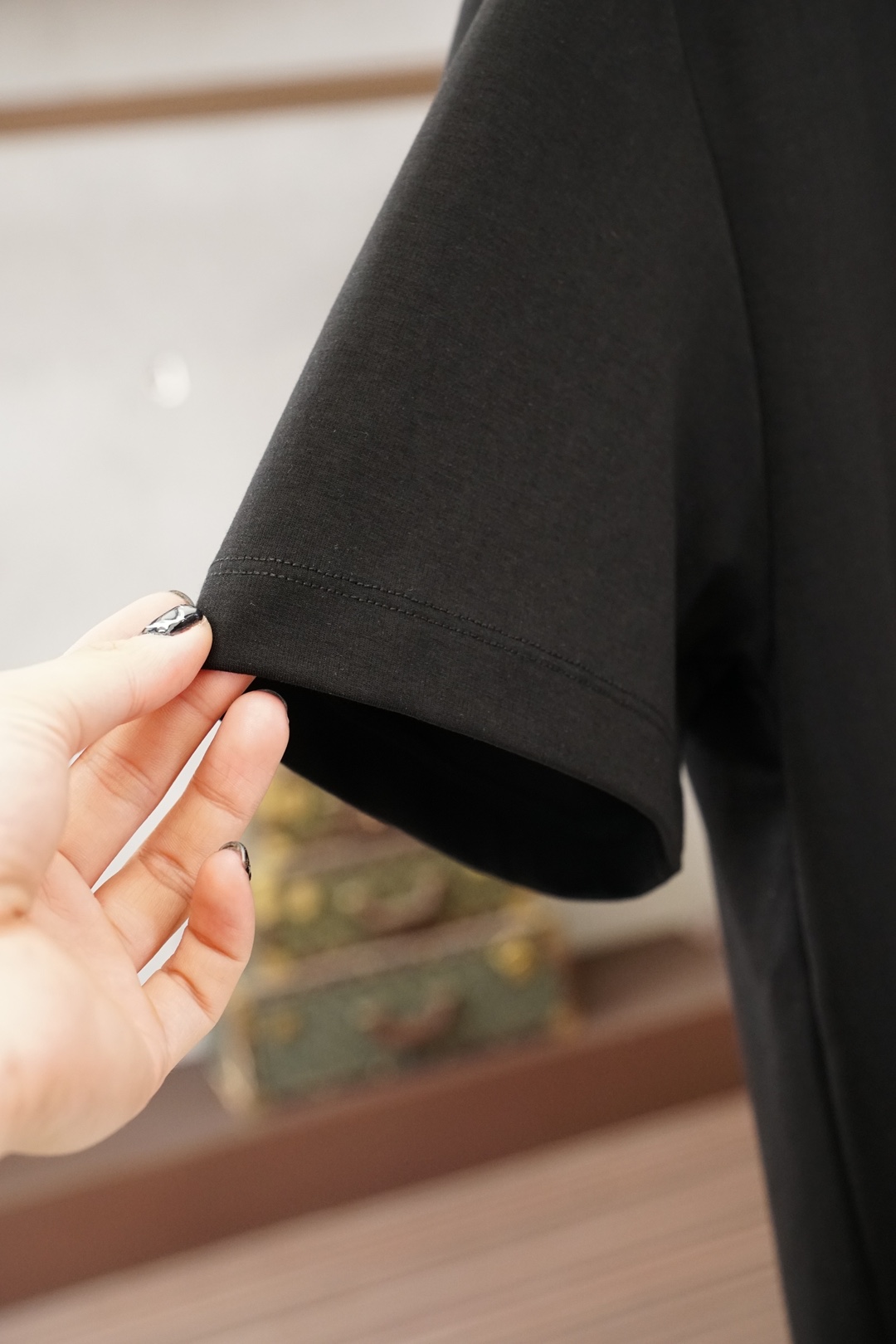 Brioni 布里奥尼 男士双面圆领T.展现了定制服装的精致与品味。双面质感，简而不凡，选用亲肤双面针织