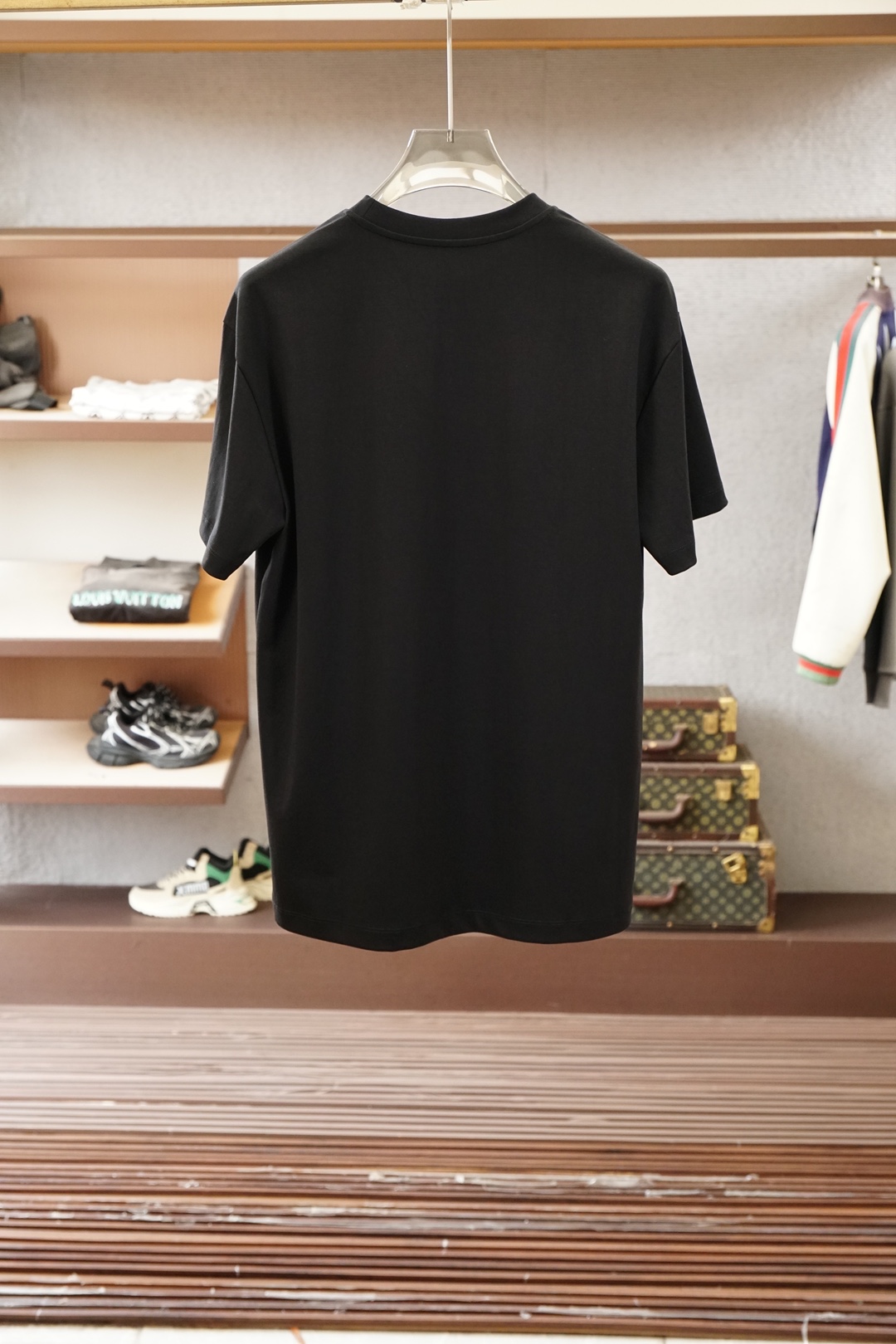 Brioni 布里奥尼 男士双面圆领T.展现了定制服装的精致与品味。双面质感，简而不凡，选用亲肤双面针织