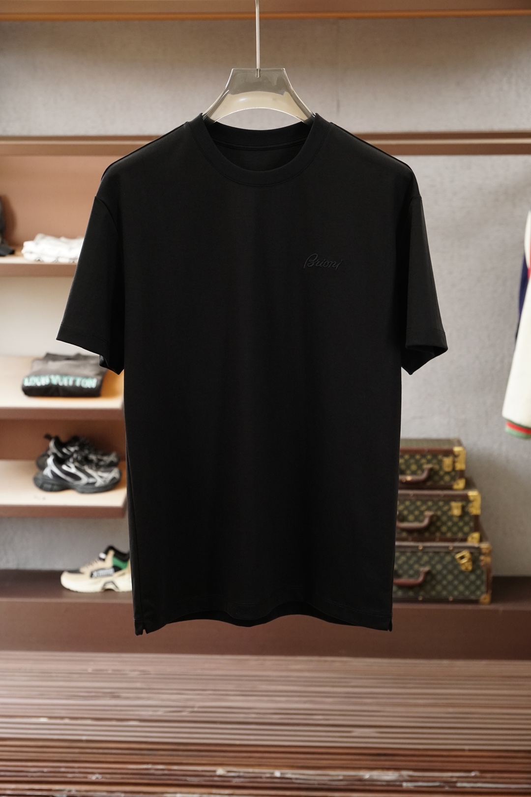 Brioni 布里奥尼 男士双面圆领T.展现了定制服装的精致与品味。双面质感，简而不凡，选用亲肤双面针织
