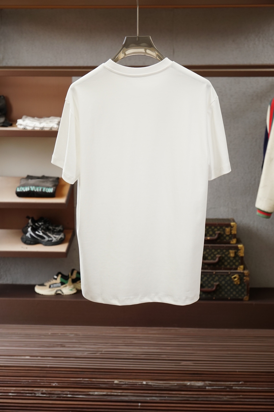 Brioni 布里奥尼 男士双面圆领T.展现了定制服装的精致与品味。双面质感，简而不凡，选用亲肤双面针织