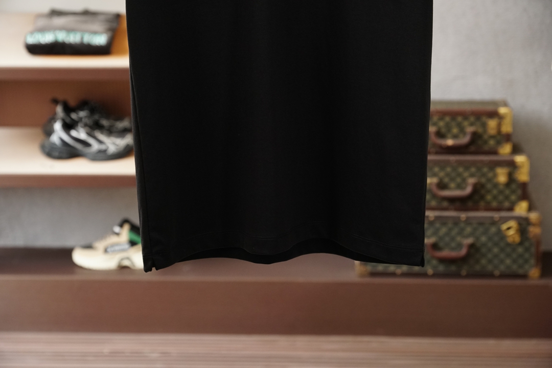 Brioni 布里奥尼 男士双面圆领T.展现了定制服装的精致与品味。双面质感，简而不凡，选用亲肤双面针织