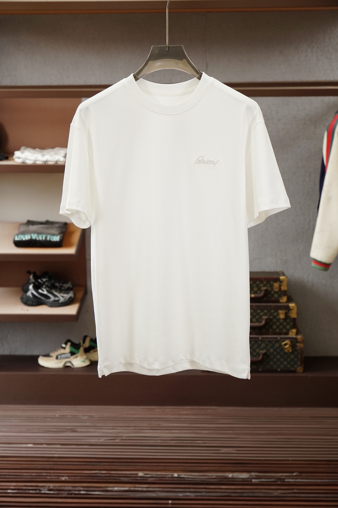 Brioni 布里奥尼 男士双面圆领T.展现了定制服装的精致与品味。双面质感，简而不凡，选用亲肤双面针织