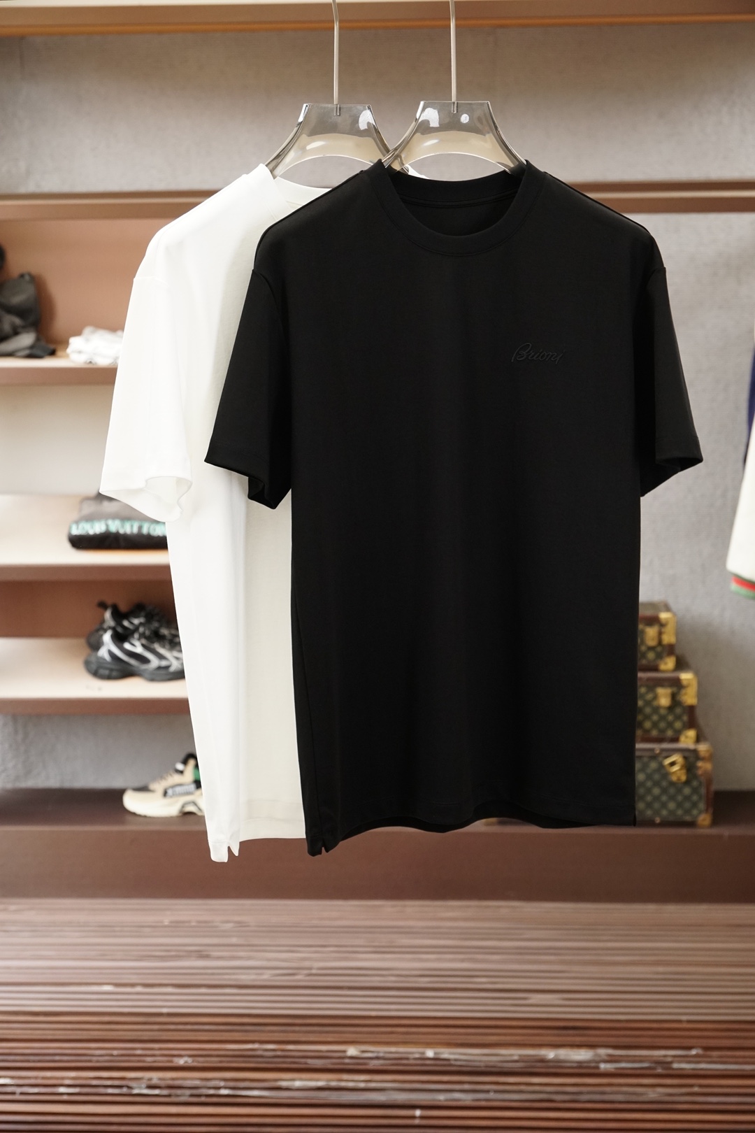 Brioni 布里奥尼 男士双面圆领T.展现了定制服装的精致与品味。双面质感，简而不凡，选用亲肤双面针织