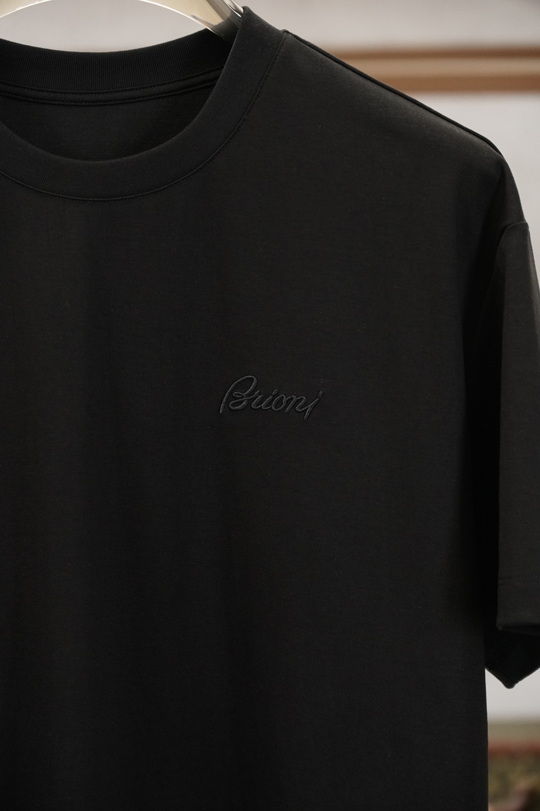 Brioni 布里奥尼 男士双面圆领T.展现了定制服装的精致与品味。双面质感，简而不凡，选用亲肤双面针织
