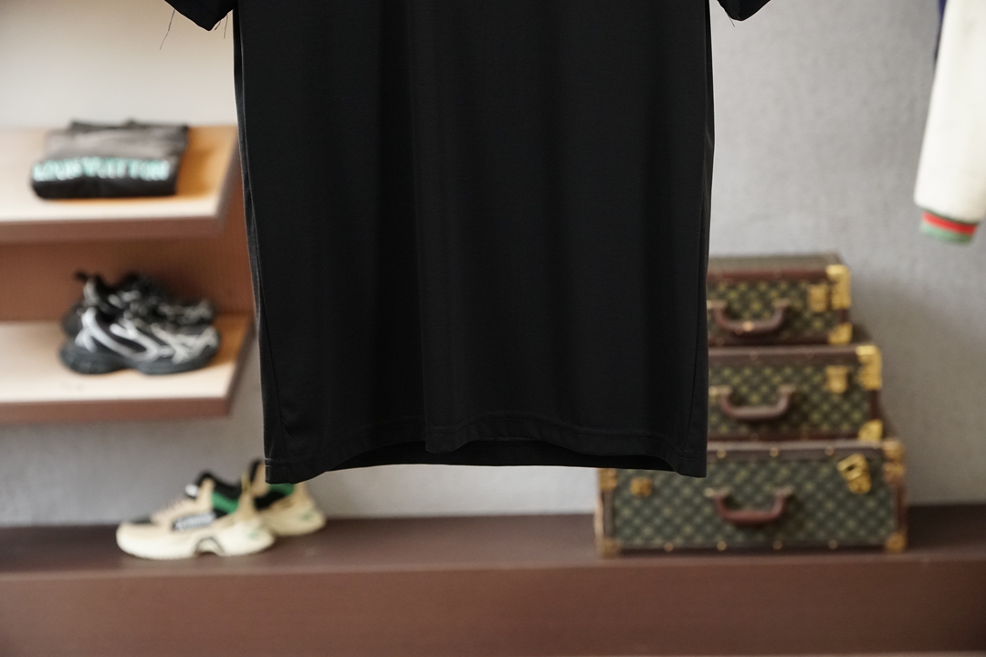 Dior迪奥/🔥时尚薄款休闲外套短裤套装 采用客供高密度纯棉材质面料，软糯亲肤，抗皱立挺有型，品牌字母l