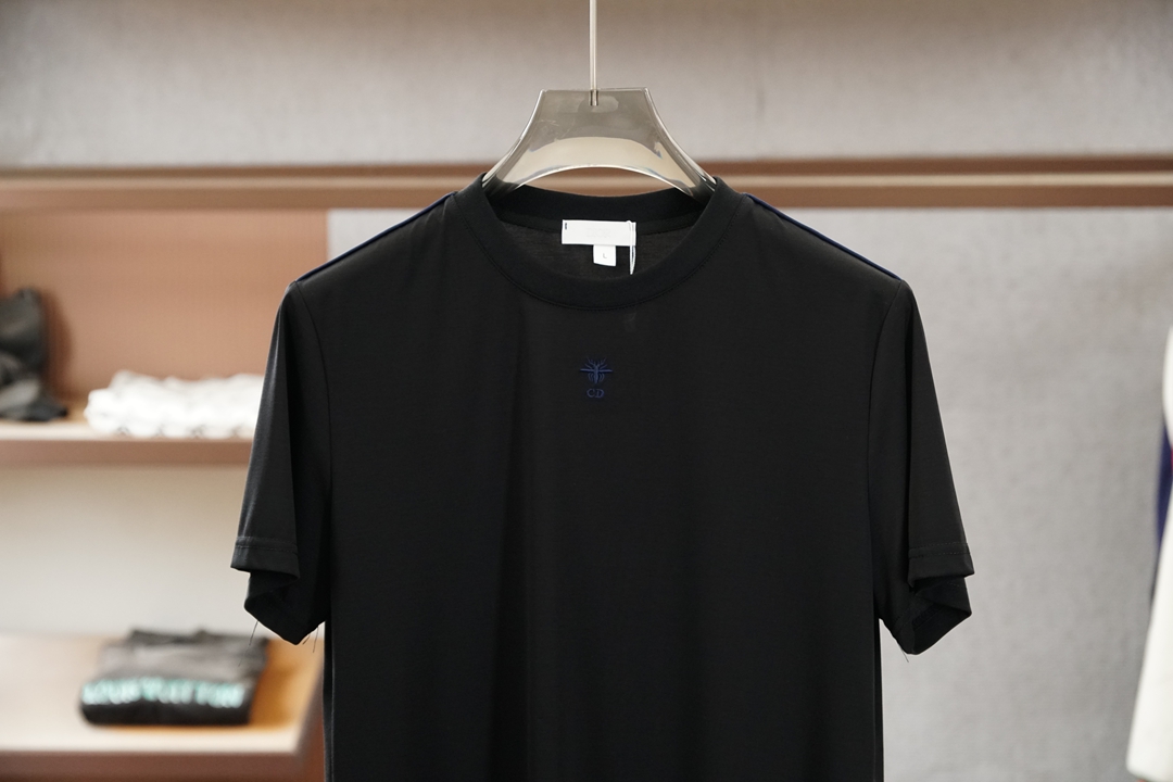 Dior迪奥/🔥时尚薄款休闲外套短裤套装 采用客供高密度纯棉材质面料，软糯亲肤，抗皱立挺有型，品牌字母l