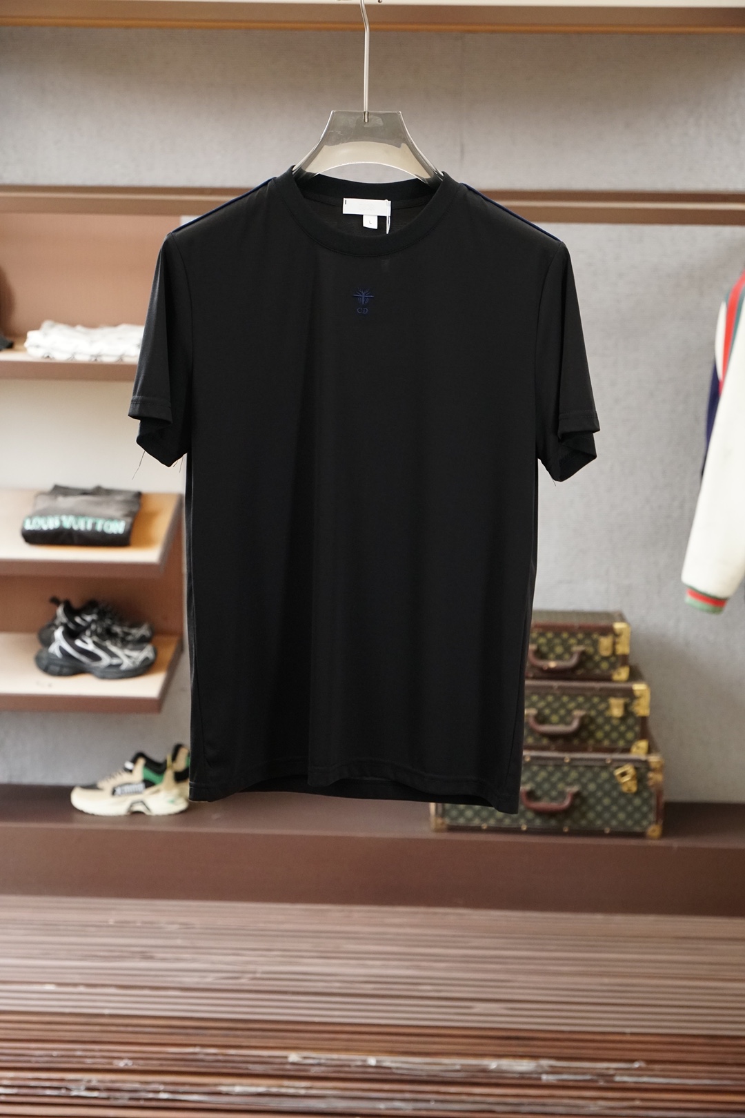 Dior迪奥/🔥时尚薄款休闲外套短裤套装 采用客供高密度纯棉材质面料，软糯亲肤，抗皱立挺有型，品牌字母l