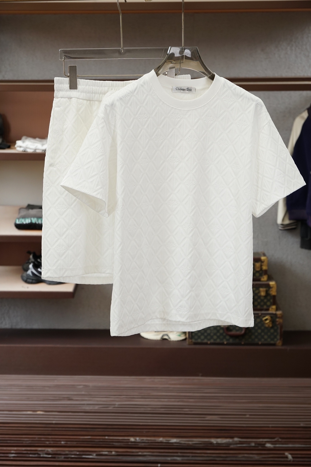 NO:774042,Dior's fashionable thin casual shorts suit is made of customer-supplied high-density cotton fabric, which is soft and skin-friendly, anti-wrinkle and upright. It has the brand's letter logo and a full sense of fashion. It is suitable for a variety of styles; a jacket that is suitable for any age. LZ size M-XX XL,,, dior, shorts, jackets & coats,19860909迪奥 时尚薄款休闲短裤套装 采用客供高密度纯棉材质面料,软糯亲肤,抗皱立挺有型,品牌字母logo,满满的时尚感；适合多种穿搭风格；一款不挑年纪的外套LZ 码数M-XX XL,,,dior,shorts,jackets & coats,,Men's clothing