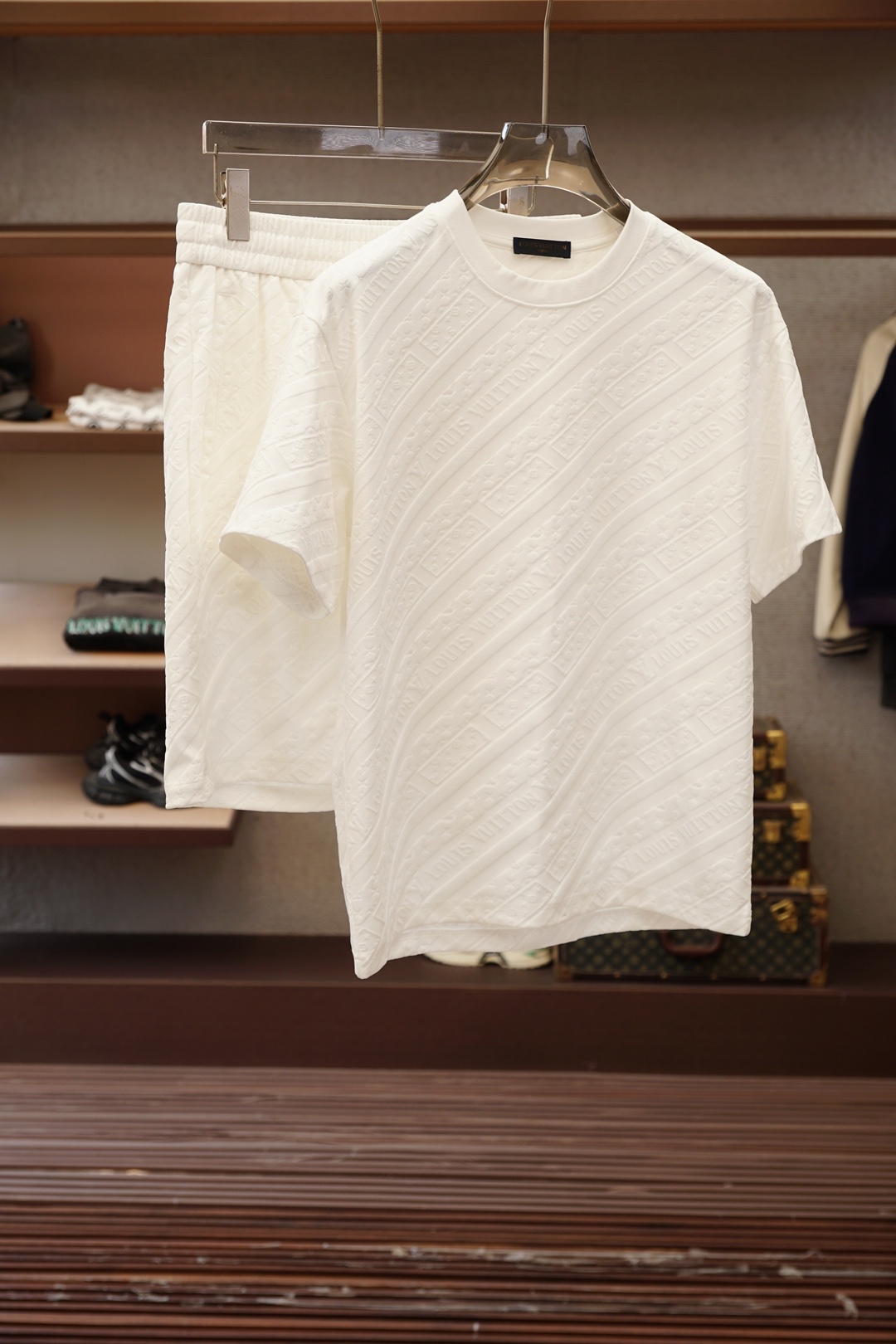NO:774040,LV fashionable thin casual shorts set is made of customer-supplied high-density cotton fabric, soft and skin-friendly, anti-wrinkle and upright, with brand letter logo, full of fashion sense; suitable for a variety of dressing styles; a jacket that is suitable for any age. LZ size M-XX XL,,, louis vuitton, shorts, jackets & coats,19860909LV 时尚薄款休闲短裤套装 采用客供高密度纯棉材质面料,软糯亲肤,抗皱立挺有型,品牌字母logo,满满的时尚感；适合多种穿搭风格；一款不挑年纪的外套LZ 码数M-XX XL,,,louis vuitton,shorts,jackets & coats,,Men's clothing