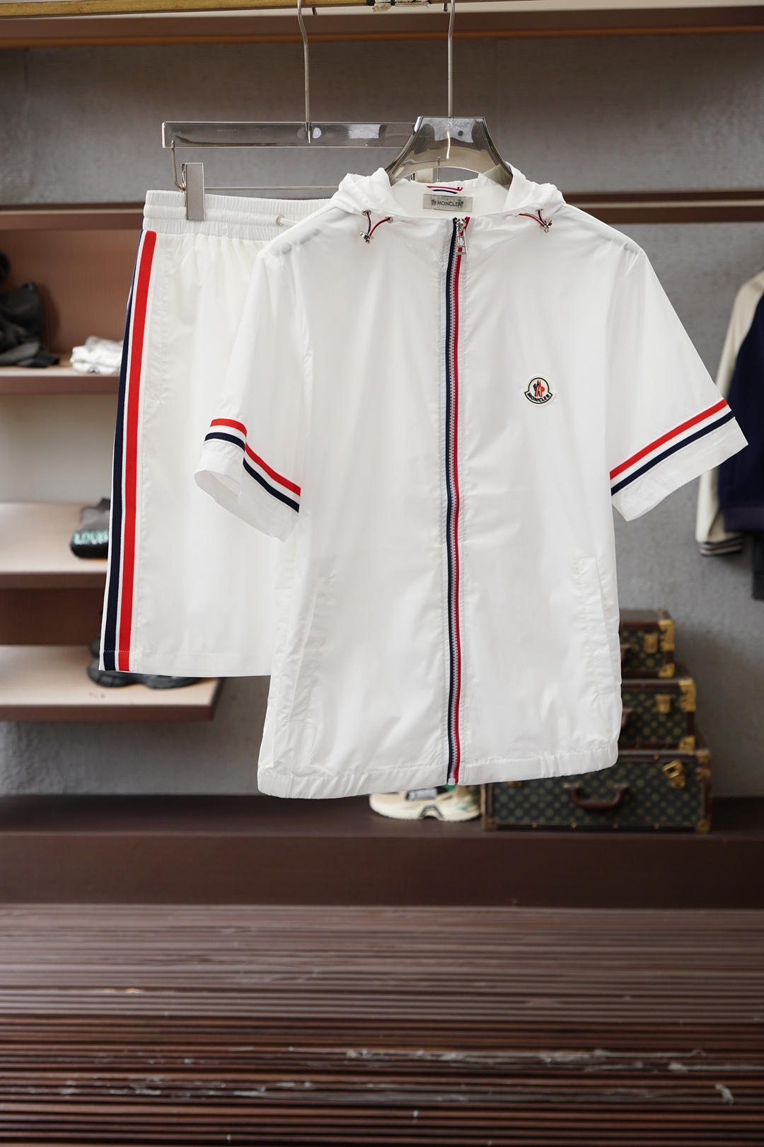 NO:774038,Mengkou fashionable thin casual shorts set made of customer-supplied high-density pure cotton fabric, soft and skin-friendly, anti-wrinkle and upright, with brand letter logo, full of fashion sense; suitable for a variety of styles; a jacket that does not pick any age. LZ size M-XX XL,,,Moncler,shorts,jackets & coats,19860909蒙口 时尚薄款休闲短裤套装 采用客供高密度纯棉材质面料,软糯亲肤,抗皱立挺有型,品牌字母logo,满满的时尚感；适合多种穿搭风格；一款不挑年纪的外套LZ 码数M-XX XL,,,Moncler,shorts,jackets & coats,,Men's clothing