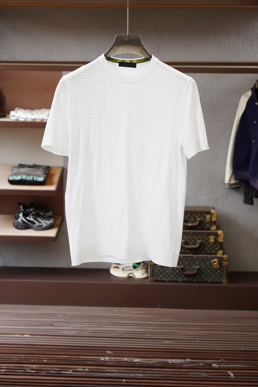 NO:774007,LV/2026 Summer Yilite short sleeves. Full of high-end feel. Selected Yilite blended fabrics, silky and skin-friendly, breathable and smooth, refreshing and not sweaty when worn in summer. Simple round neck version, low-key and refined, the upper body is stiff and slimming. The color is gentle and elegant, can be worn for business commuting and daily leisure, light luxury texture, versatile and durable, summer must-have high-end knitted T.58-56,, louis vuitton, T-shirt,19860909LV/2026夏款伊力特短袖.高级感满满. 精选伊力特混纺面料,丝滑亲肤、透气垂顺,夏天穿清爽不闷汗. 简约圆领版型,低调精致,上身挺括显瘦. 色系温柔显气质,商务通勤、日常休闲都能穿,轻奢质感,百搭耐看,夏季必备高端针织T.58-56,,louis vuitton,T-shirt,,Men's clothing