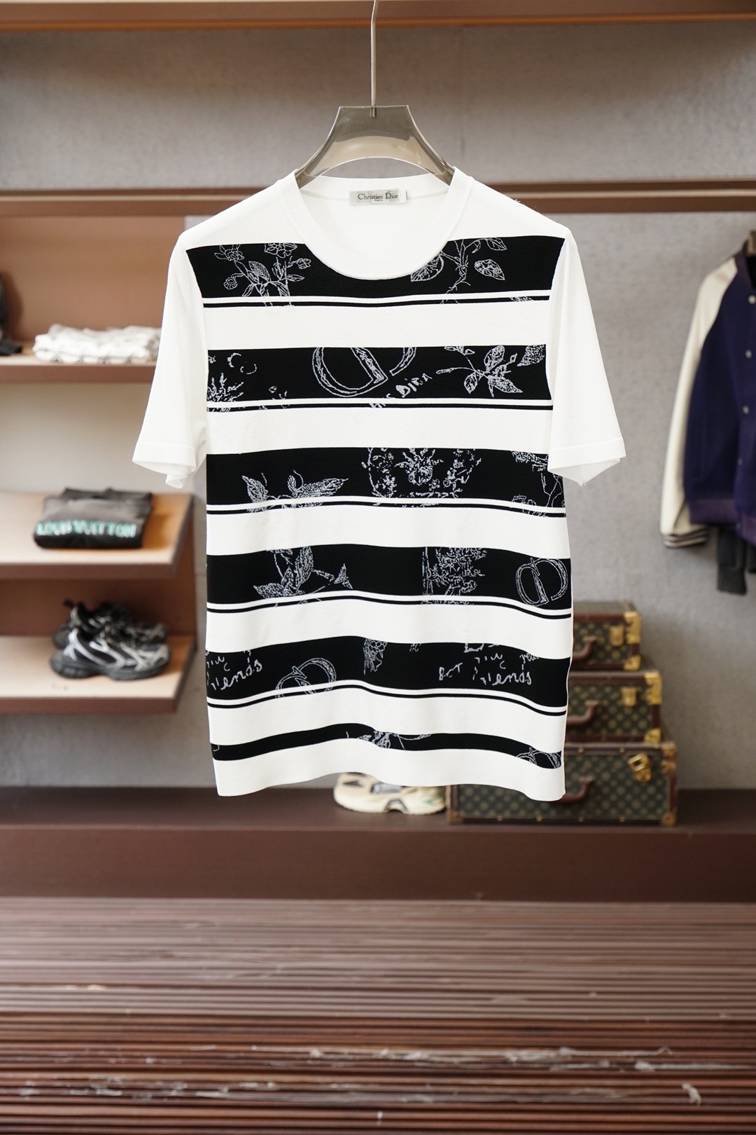NO:773984,Dior Dior/2026 summer Yilite short-sleeved style. Full of high-end feel. Selected Yilite blended fabric, silky and skin-friendly, breathable and draping, refreshing and not sweaty in summer. Simple round neck version, low-key and refined, the upper body is straight and slim. The color is gentle and elegant, can be worn for business commuting and daily leisure, light luxury texture, versatile and durable, summer must-have high-end knitted T.58-56,, dior, dior, T-shirt,19860909Dior迪奥/2026夏款伊力特短袖.高级感满满. 精选伊力特混纺面料,丝滑亲肤、透气垂顺,夏天穿清爽不闷汗. 简约圆领版型,低调精致,上身挺括显瘦. 色系温柔显气质,商务通勤、日常休闲都能穿,轻奢质感,百搭耐看,夏季必备高端针织T.58-56,,dior,dior,T-shirt,,Men's clothing
