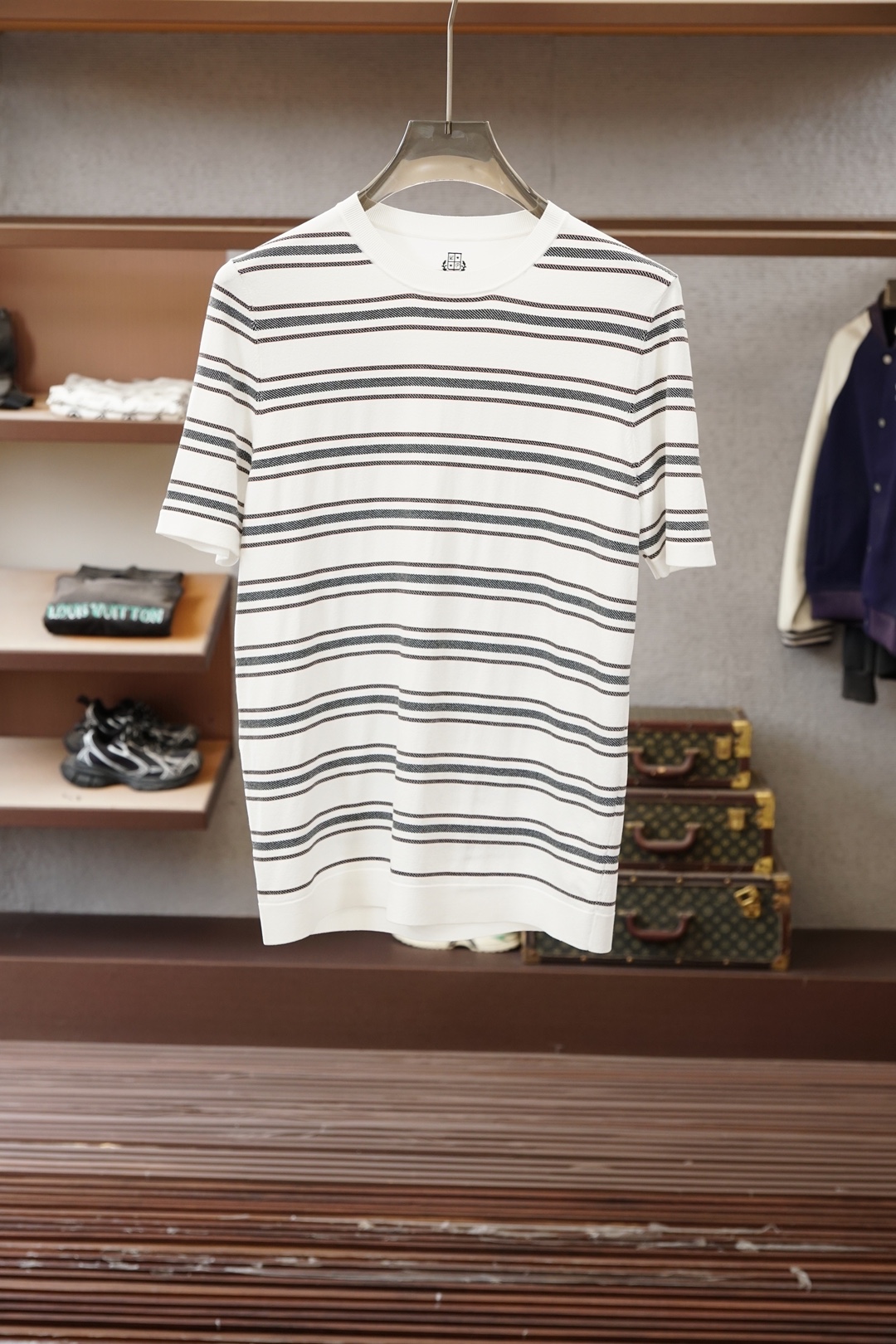 NO:773979,LP/2026 Summer Yilite short sleeves. Full of high-end feel. Selected Yilite blended fabrics, silky and skin-friendly, breathable and draping, refreshing and not sweaty when worn in summer. Simple round neck style, low-key and exquisite, the upper body is straight and slim. The color is gentle and elegant, can be worn for business commuting and daily leisure, light luxury texture, versatile and durable, summer must-have high-end knitted T.58-56,, loro piana, T-shirt,19860909LP/2026夏款伊力特短袖.高级感满满. 精选伊力特混纺面料,丝滑亲肤、透气垂顺,夏天穿清爽不闷汗. 简约圆领版型,低调精致,上身挺括显瘦. 色系温柔显气质,商务通勤、日常休闲都能穿,轻奢质感,百搭耐看,夏季必备高端针织T.58-56,,loro piana,T-shirt,,Men's clothing