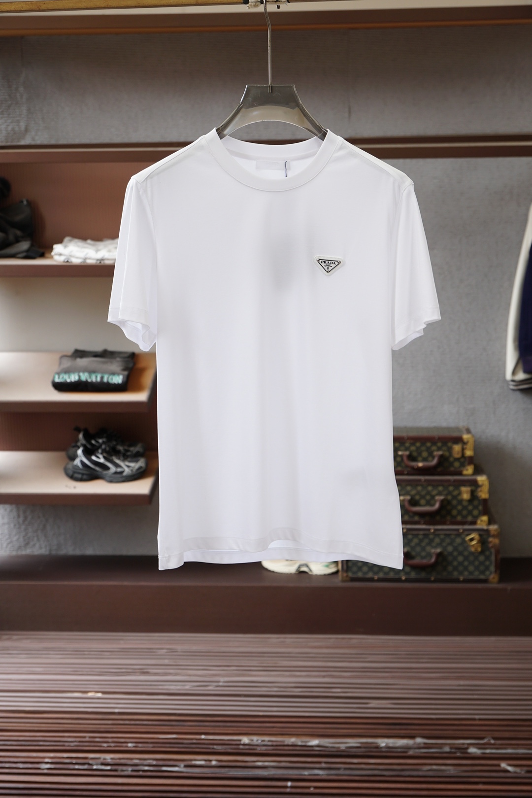 NO:773997,Prada/2026 spring and summer new short-sleeved T-shirts for men and women!  Fashionable and casual short-sleeved T-shirt!  Letter logo pattern embroidery design on the chest!  It is highly designed and selected from 260g pure cotton fabrics supplied by customers. It feels soft and skin-friendly, comfortable and breathable. The real thing will definitely make you fall in love with it!  The round neck cut with loose shoulders and dropped shoulders, non-sexist style for couples to wear together, opens up a new fashion style!  Distinguish the market version of the high-definition series!  Size M-3XL,,prada,prada,T-shirt,tees,t-shirt,19860909Prada普拉达/2026春夏新款男女同款短袖T恤！时尚休闲短袖T恤衫！胸前字母logo图案刺绣设计！极具设计精选客供260g纯棉面料,手感柔软亲肤,着身舒适透气性都无法挑剔,实物绝对会让你爱不释手！宽松小落肩的圆领版型裁剪,无性别主义的情侣混穿款式,打开全新的时装新韵味！区别市场版本高定系列！尺码M-3XL,,prada,prada,T-shirt,tees，t-shirt,,Men's clothing