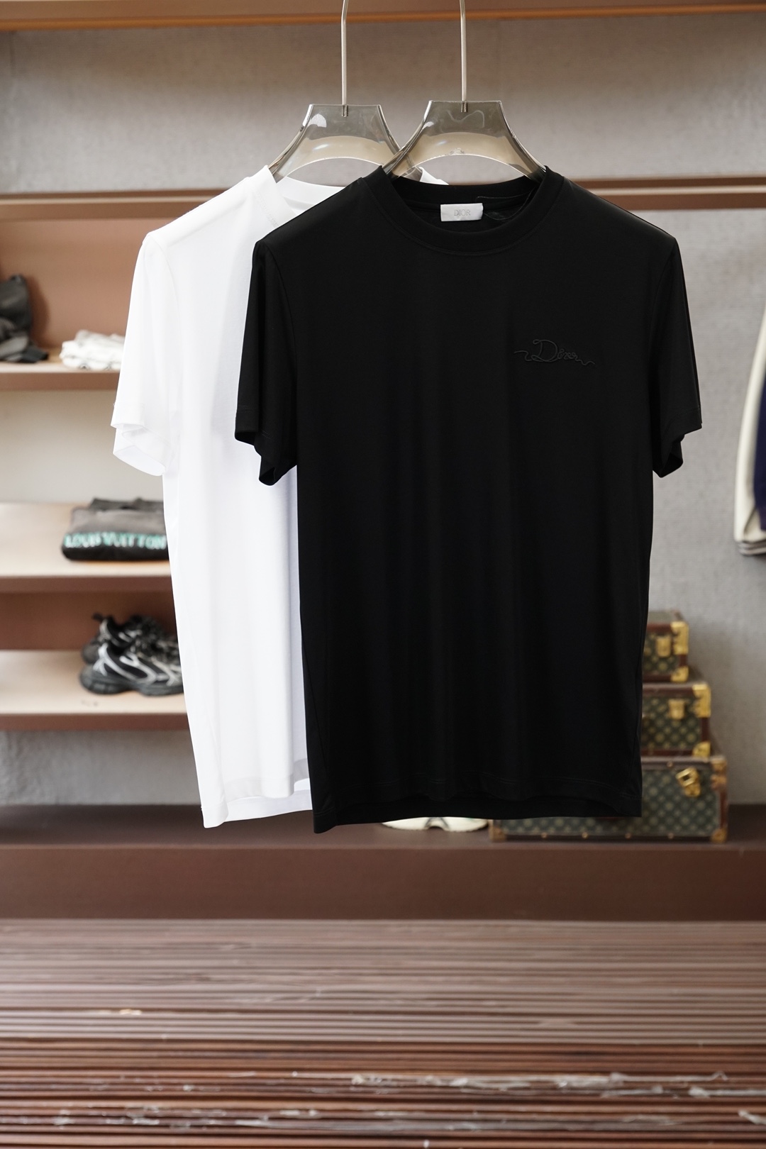 NO:773987,Dior Dior/2026 spring and summer new short-sleeved T-shirt for men and women!  Fashionable and casual short-sleeved T-shirt!  Letter logo pattern embroidery design on the chest!  It is highly designed and selected from 260g pure cotton fabrics supplied by customers. It feels soft and skin-friendly, comfortable and breathable. The real thing will definitely make you fall in love with it!  The round neck cut with loose shoulders and dropped shoulders, non-sexist style for couples to wear together, opens up a new fashion style!  Distinguish the market version of the high-definition series!  Size M-3XL,,dior,dior,T-shirt,tees,t-shirt,19860909Dior迪奥/2026春夏新款男女同款短袖T恤！时尚休闲短袖T恤衫！胸前字母logo图案刺绣设计！极具设计精选客供260g纯棉面料,手感柔软亲肤,着身舒适透气性都无法挑剔,实物绝对会让你爱不释手！宽松小落肩的圆领版型裁剪,无性别主义的情侣混穿款式,打开全新的时装新韵味！区别市场版本高定系列！尺码M-3XL,,dior,dior,T-shirt,tees，t-shirt,,Men's clothing