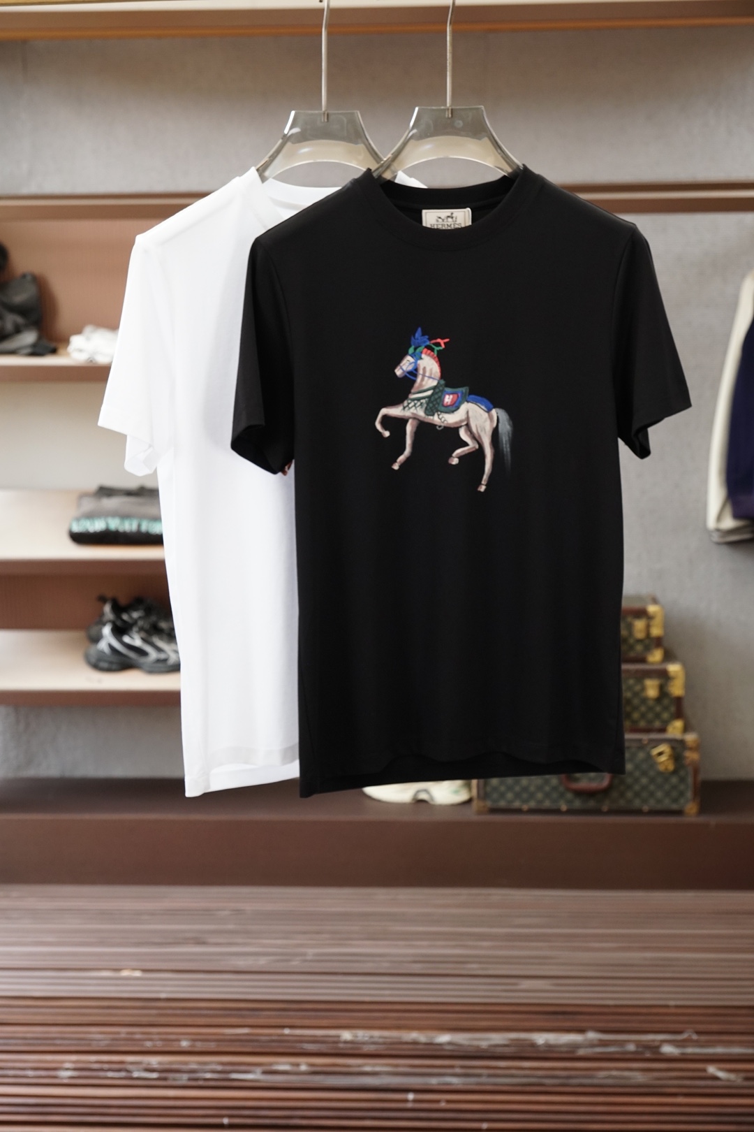 NO:774013,Hermes/2026 spring and summer new short-sleeved T-shirts for men and women!  Fashionable and casual short-sleeved T-shirt!  Letter logo pattern embroidery design on the chest!  It is highly designed and selected from 260g pure cotton fabrics supplied by customers. It feels soft and skin-friendly, comfortable and breathable. The real thing will definitely make you fall in love with it!  The round neck cut with loose shoulders and dropped shoulders, non-sexist style for couples to wear together, opens up a new fashion style!  Distinguish the market version of the high-definition series!  Size M-3XL,,hermes,hermes,T-shirt,tees,t-shirt,19860909Hermes爱马仕/2026春夏新款男女同款短袖T恤！时尚休闲短袖T恤衫！胸前字母logo图案刺绣设计！极具设计精选客供260g纯棉面料,手感柔软亲肤,着身舒适透气性都无法挑剔,实物绝对会让你爱不释手！宽松小落肩的圆领版型裁剪,无性别主义的情侣混穿款式,打开全新的时装新韵味！区别市场版本高定系列！尺码M-3XL,,hermes,hermes,T-shirt,tees，t-shirt,,Men's clothing