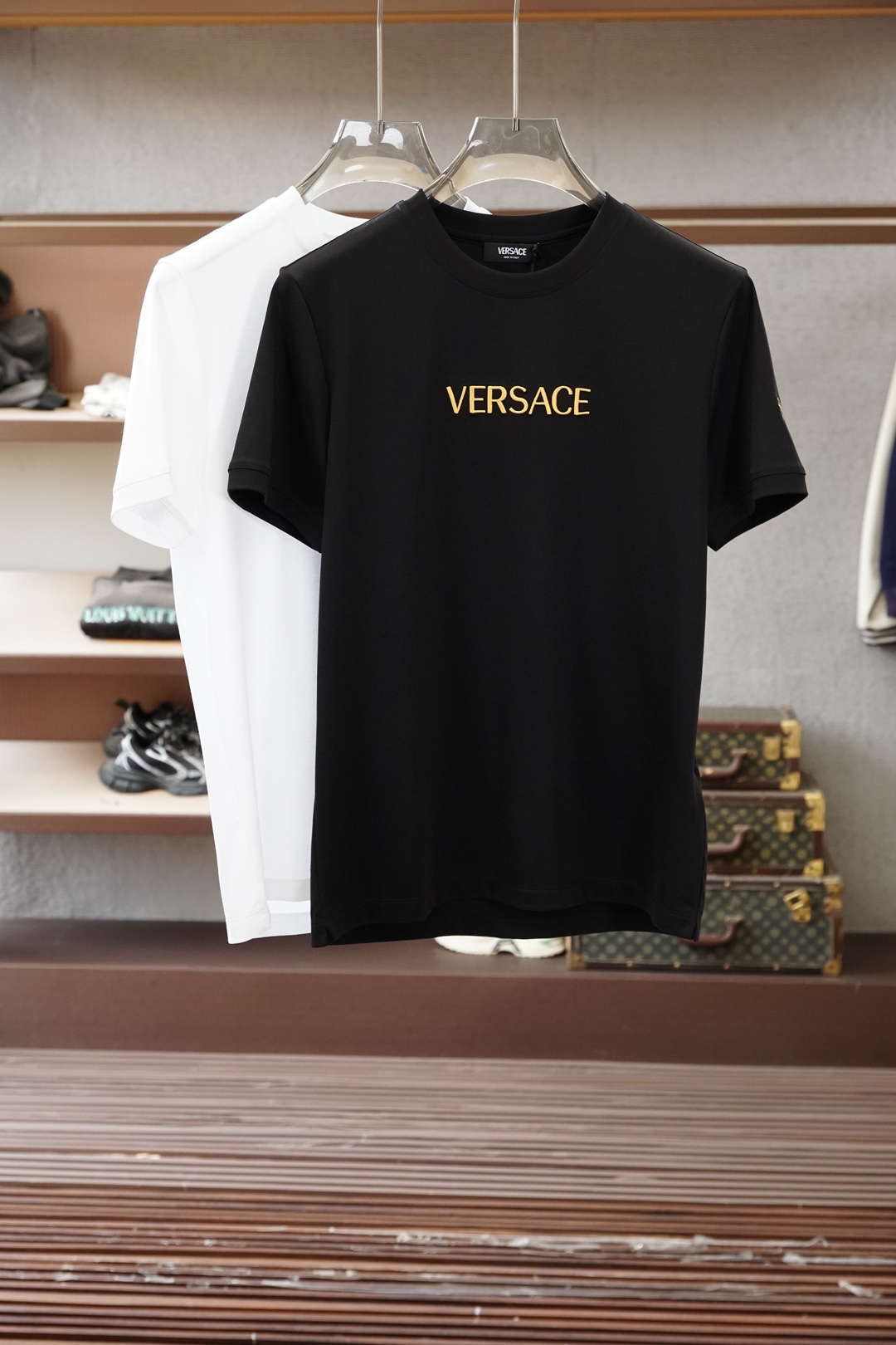 NO:773992,Versace/2026 spring and summer new short-sleeved T-shirt for men and women!  Fashionable and casual short-sleeved T-shirt!  Letter logo pattern embroidery design on the chest!  It is highly designed and selected from 260g pure cotton fabrics supplied by customers. It feels soft and skin-friendly, comfortable and breathable. The real thing will definitely make you fall in love with it!  The round neck cut with loose shoulders and dropped shoulders, non-sexist style for couples to wear together, opens up a new fashion style!  Distinguish the market version of the high-definition series!  Size M-3XL,,versace,versace,T-shirt,tees,t-shirt,19860909范思哲 Versace/2026春夏新款男女同款短袖T恤！时尚休闲短袖T恤衫！胸前字母logo图案刺绣设计！极具设计精选客供260g纯棉面料,手感柔软亲肤,着身舒适透气性都无法挑剔,实物绝对会让你爱不释手！宽松小落肩的圆领版型裁剪,无性别主义的情侣混穿款式,打开全新的时装新韵味！区别市场版本高定系列！尺码M-3XL,,versace,versace,T-shirt,tees，t-shirt,,Men's clothing
