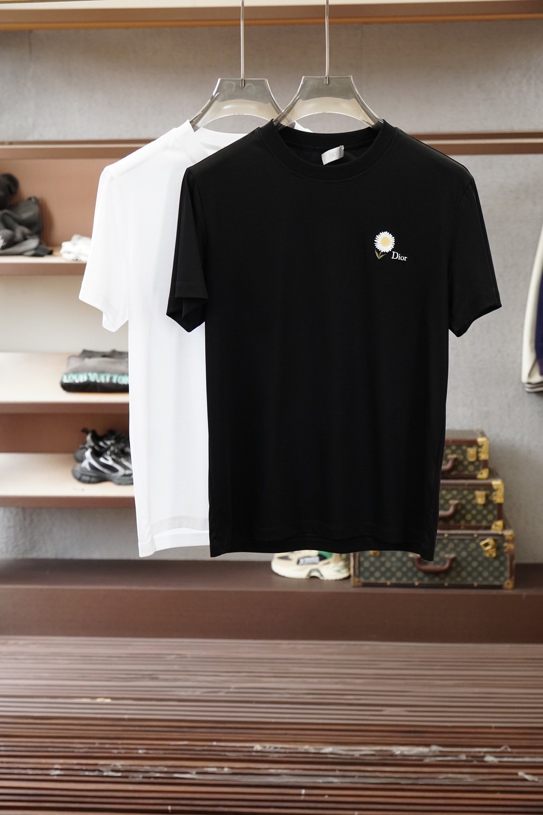 NO:774002,Dior Dior/2026 spring and summer new short-sleeved T-shirt for men and women!  Fashionable and casual short-sleeved T-shirt!  Letter logo pattern embroidery design on the chest!  It is highly designed and selected from 260g pure cotton fabrics supplied by customers. It feels soft and skin-friendly, comfortable and breathable. The real thing will definitely make you fall in love with it!  The round neck cut with loose shoulders and dropped shoulders, non-sexist style for couples to wear together, opens up a new fashion style!  Distinguish the market version of the high-definition series!  Size M-3XL,,dior,dior,T-shirt,tees,t-shirt,19860909Dior迪奥/2026春夏新款男女同款短袖T恤！时尚休闲短袖T恤衫！胸前字母logo图案刺绣设计！极具设计精选客供260g纯棉面料,手感柔软亲肤,着身舒适透气性都无法挑剔,实物绝对会让你爱不释手！宽松小落肩的圆领版型裁剪,无性别主义的情侣混穿款式,打开全新的时装新韵味！区别市场版本高定系列！尺码M-3XL,,dior,dior,T-shirt,tees，t-shirt,,Men's clothing
